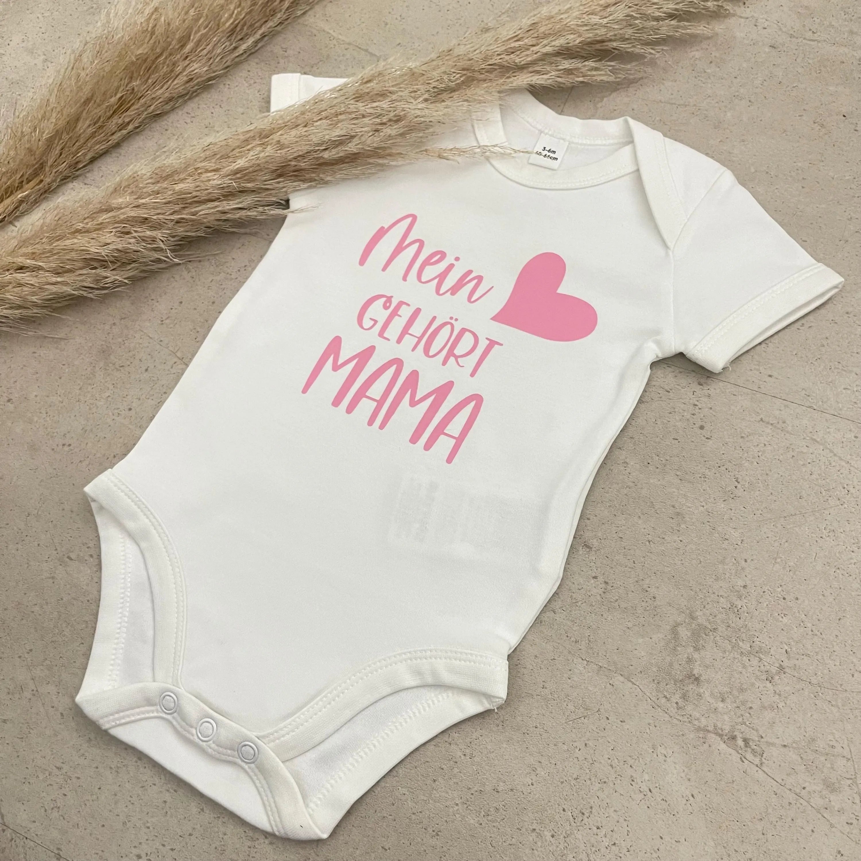 Babybody kurzarm - Mein Herz gehört Mama | Schwangerschaft | Baby | Geburt | Babygeschenk | Geburtsgeschenk | Newborn