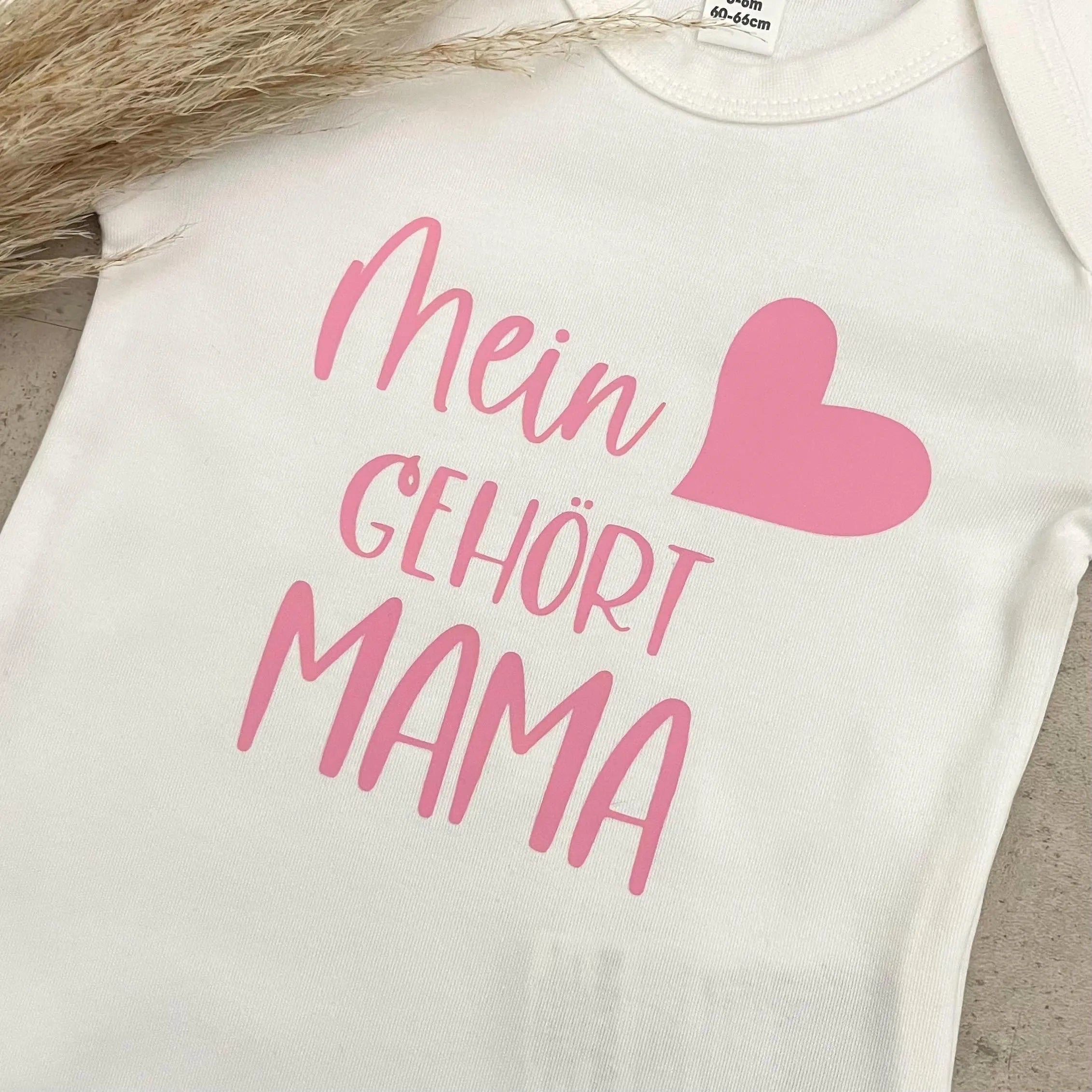Babybody kurzarm - Mein Herz gehört Mama | Schwangerschaft | Baby | Geburt | Babygeschenk | Geburtsgeschenk | Newborn