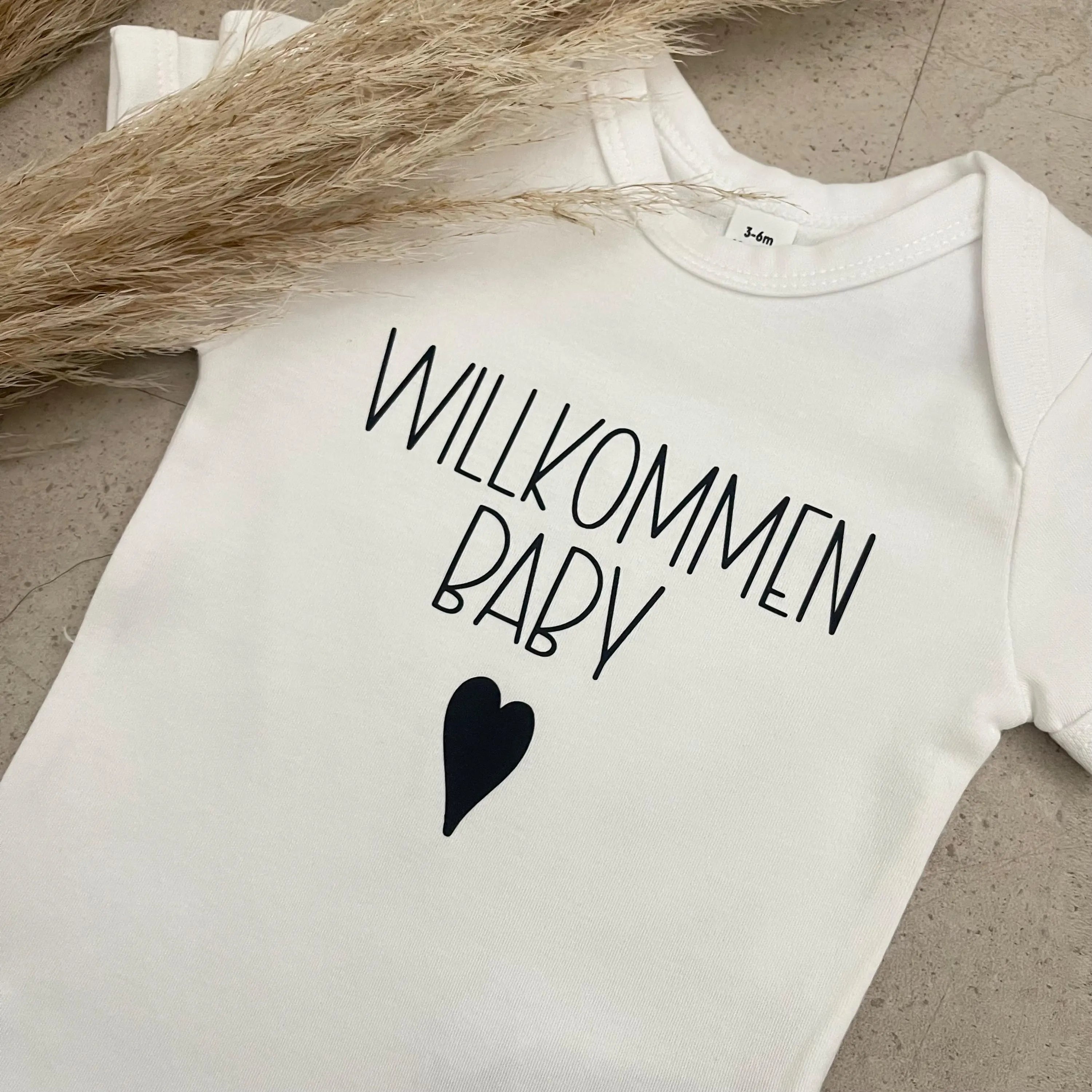 Babybody kurzarm - Willkommen Baby | Schwangerschaft | Baby | Geburt | Babygeschenk | Geburtsgeschenk | Newborn