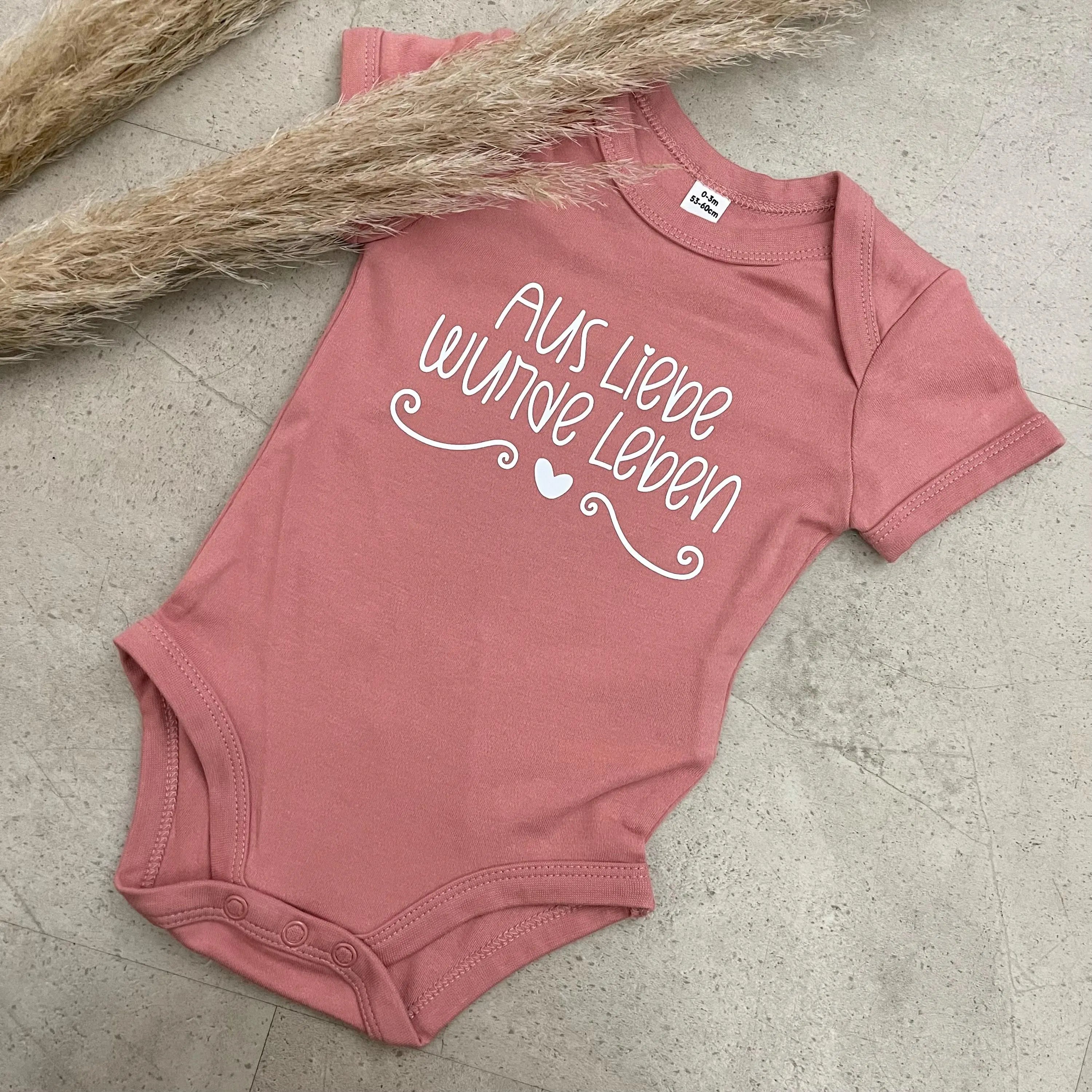 Babybody kurzarm - Aus Liebe wurde Leben | Schwangerschaft | Baby | Geburt | Babygeschenk | Geburtsgeschenk | Newborn