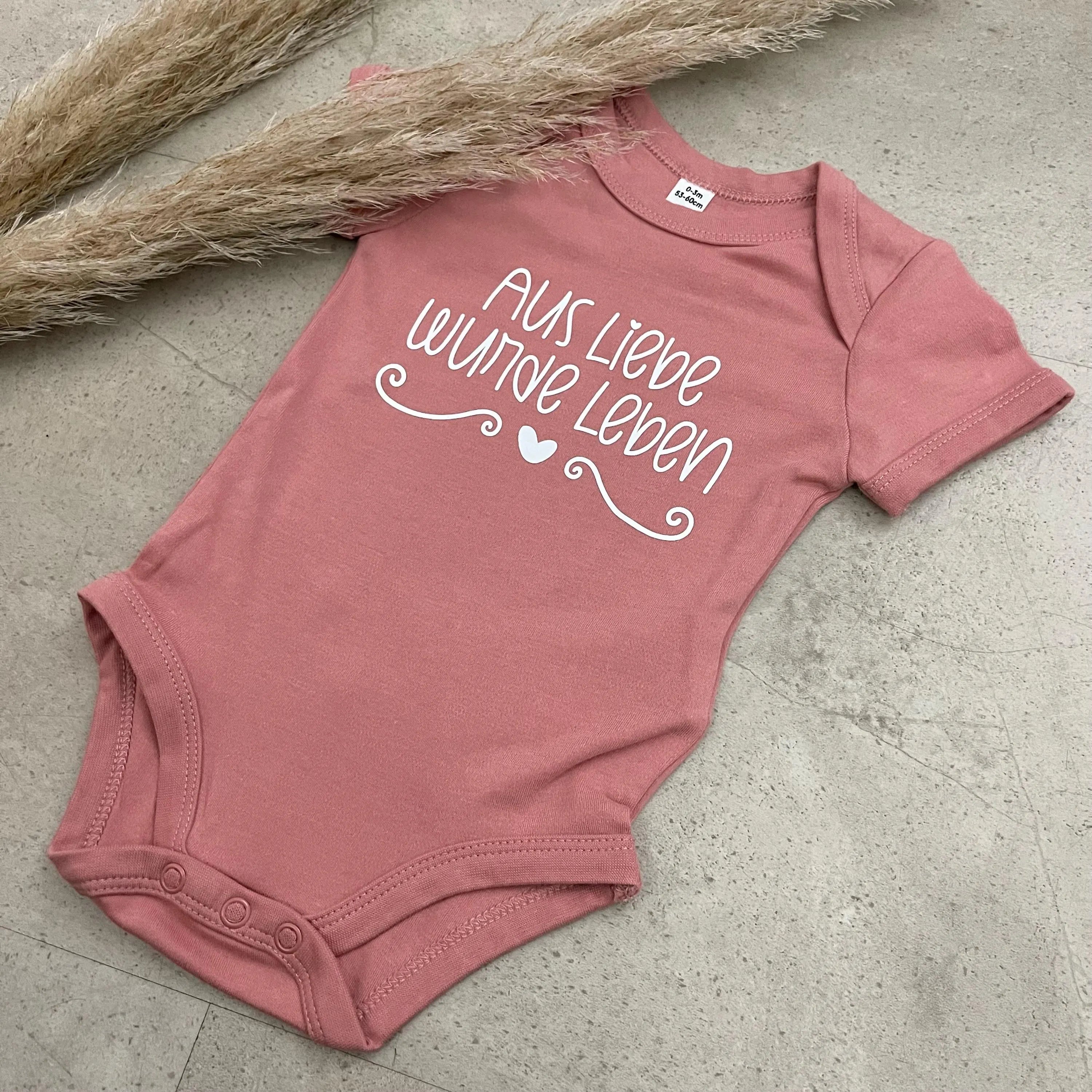 Babybody kurzarm - Aus Liebe wurde Leben | Schwangerschaft | Baby | Geburt | Babygeschenk | Geburtsgeschenk | Newborn
