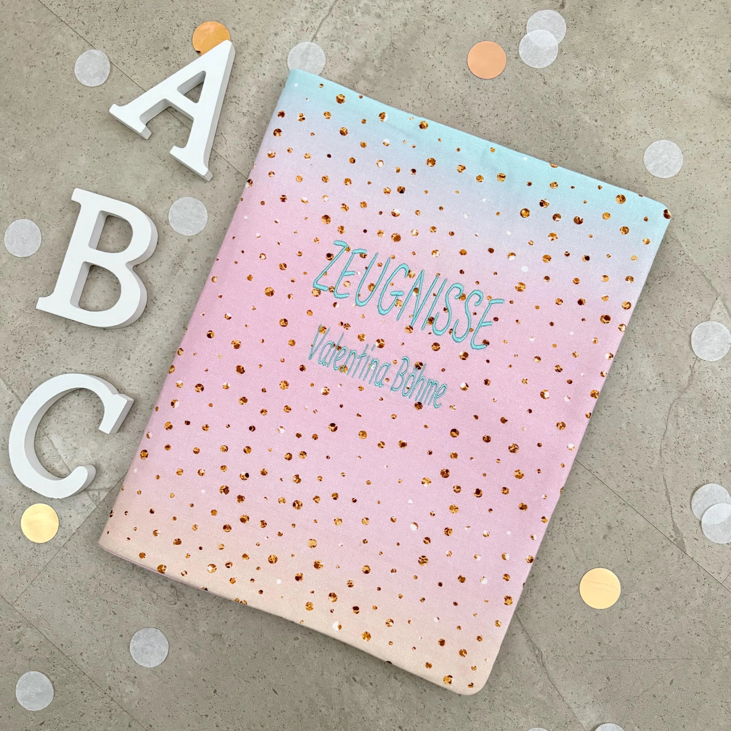 Handgefertigte Zeugnishülle aus Stoff – personalisiert & bestickt, perfektes Geschenk für Schüler - Regenbogen