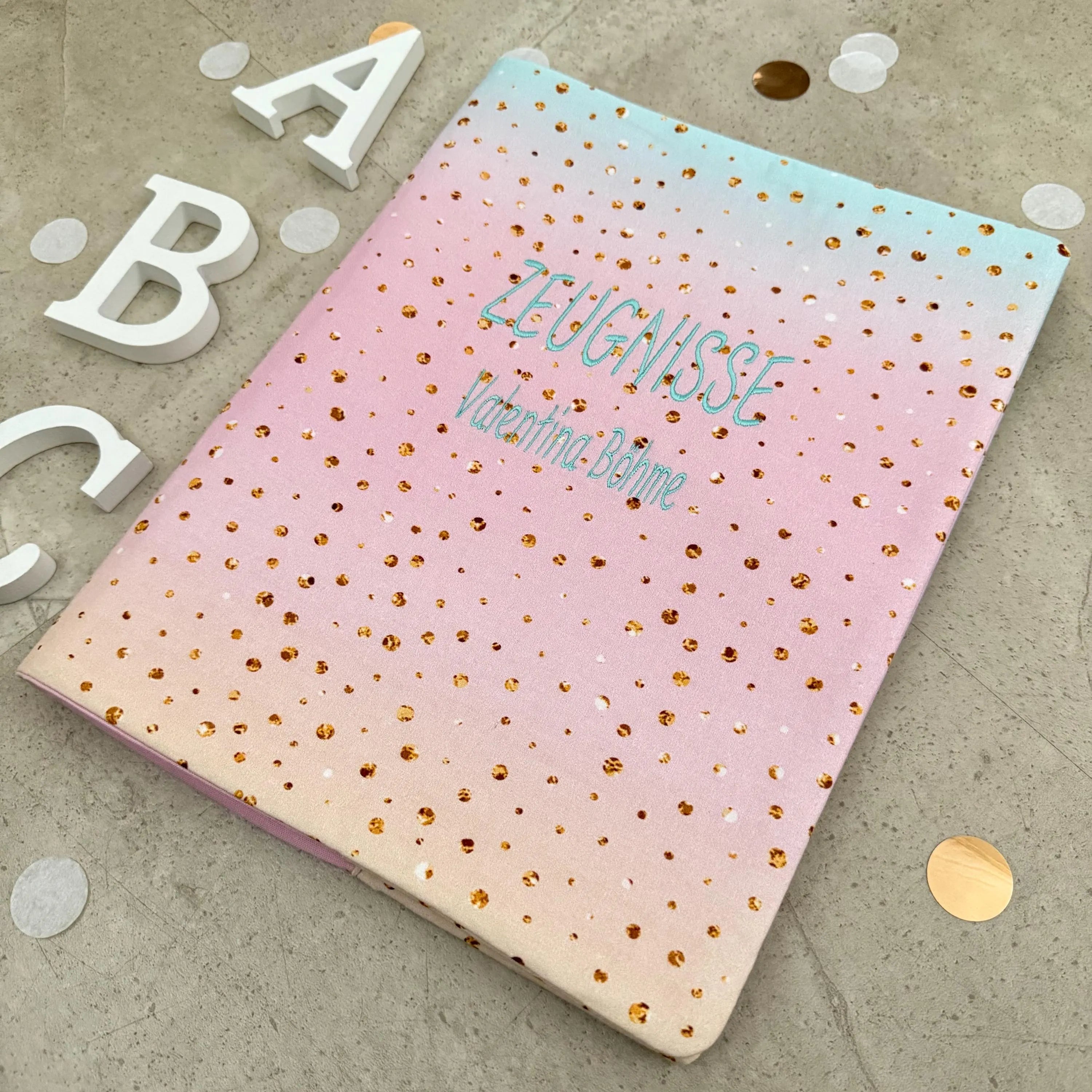 Handgefertigte Zeugnishülle aus Stoff – personalisiert & bestickt, perfektes Geschenk für Schüler - Regenbogen