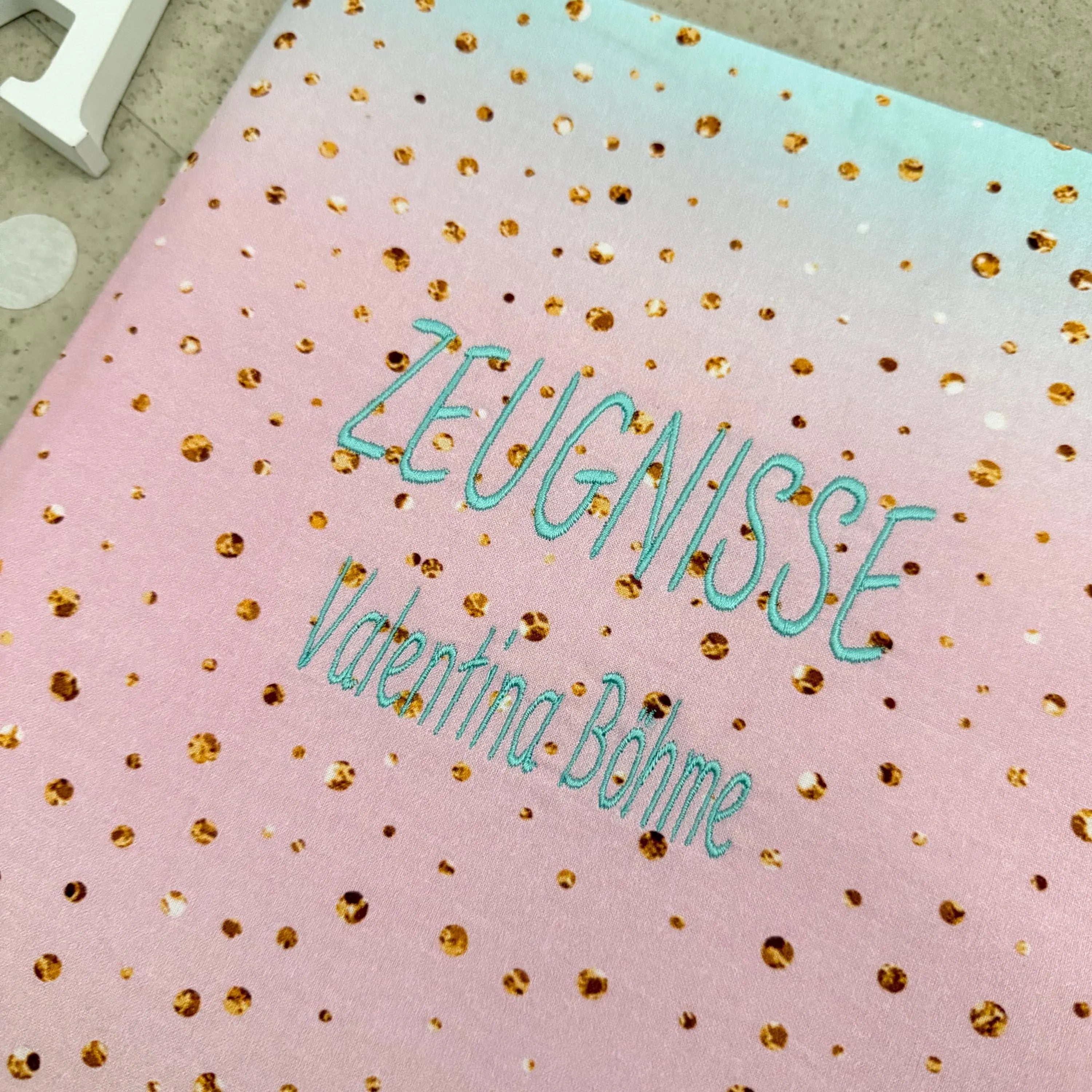 Handgefertigte Zeugnishülle aus Stoff – personalisiert & bestickt, perfektes Geschenk für Schüler - Regenbogen