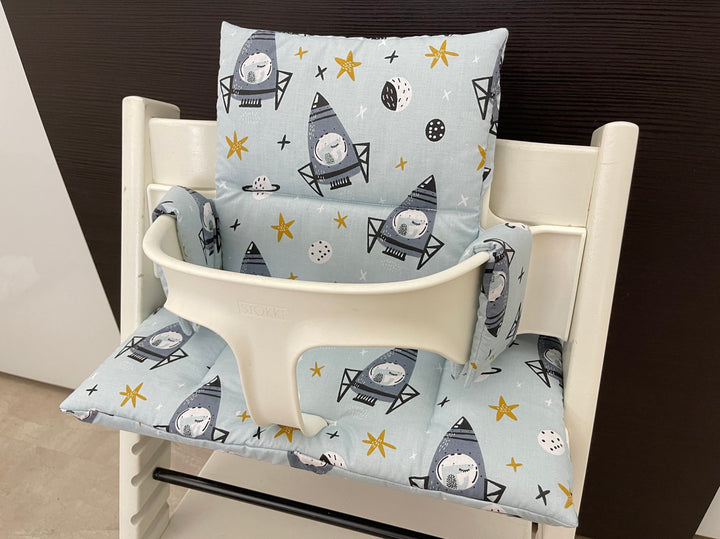 Handgemachtes Sitzkissen Set für den Stokke Tripp Trapp Hochstuhl in hellblau mit Raketen Motiv, Baumwolle