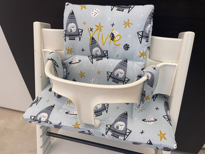 Handgemachtes Sitzkissen Set für den Stokke Tripp Trapp Hochstuhl in hellblau mit Raketen Motiv und Personalisierung, Baumwolle