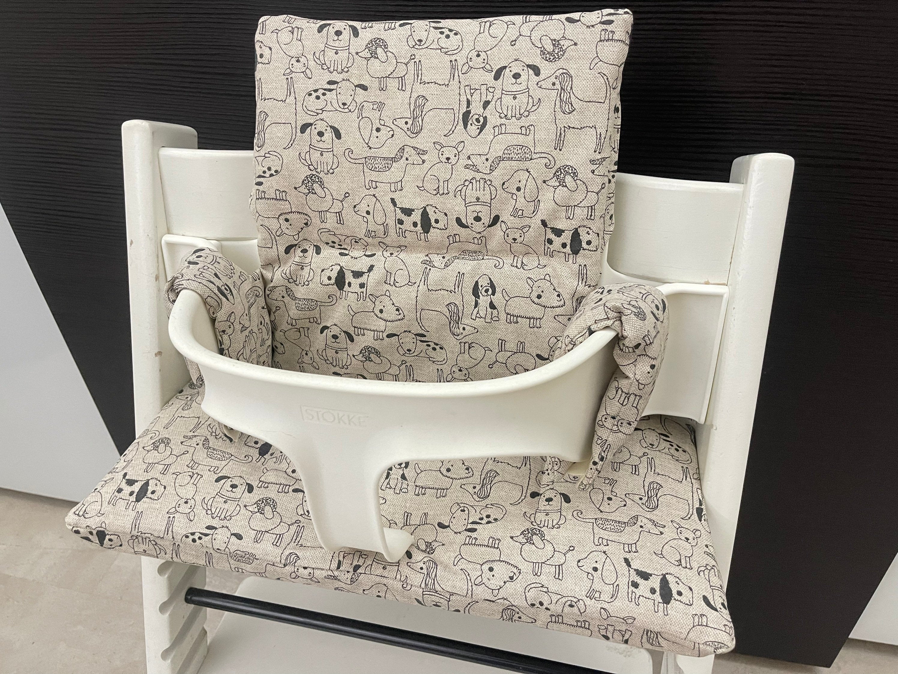 Handgemachtes Sitzkissen Set für den Stokke Tripp Trapp Hochstuhl in Beige mit schwarzen Hunden, abwaschbares Material