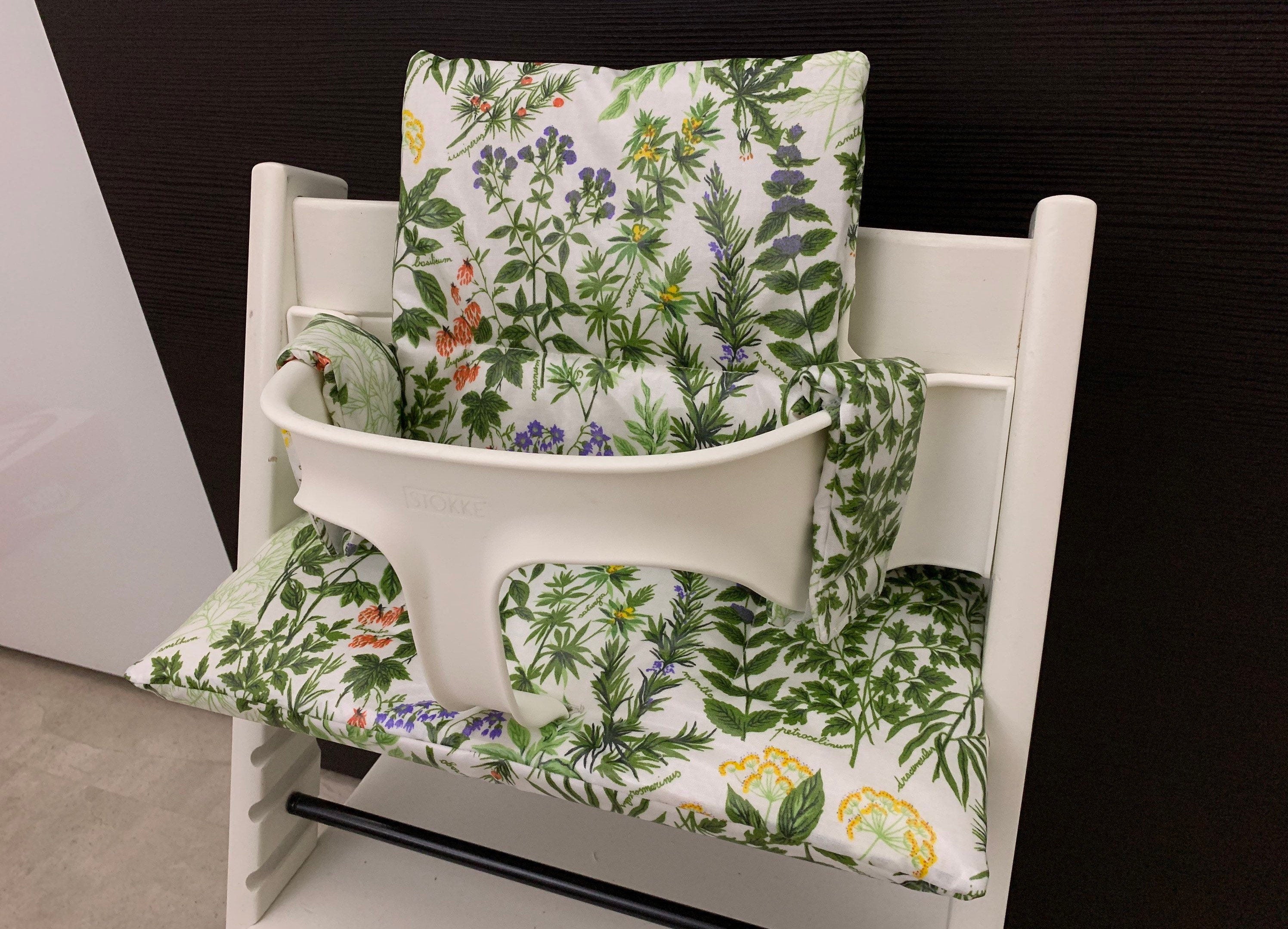 Handgemachtes Sitzkissen Set für den Stokke Tripp Trapp Hochstuhl in Weiß mit Blumen, Odori, abwaschbares Material