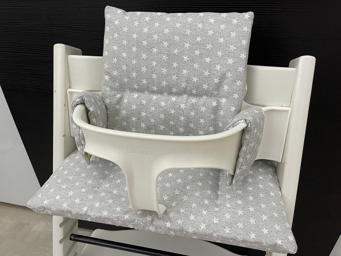 Handgemachtes Sitzkissen Set für den Stokke Tripp Trapp Hochstuhl in meliertem Hellgrau mit weißen Sternen, abwaschbares Material