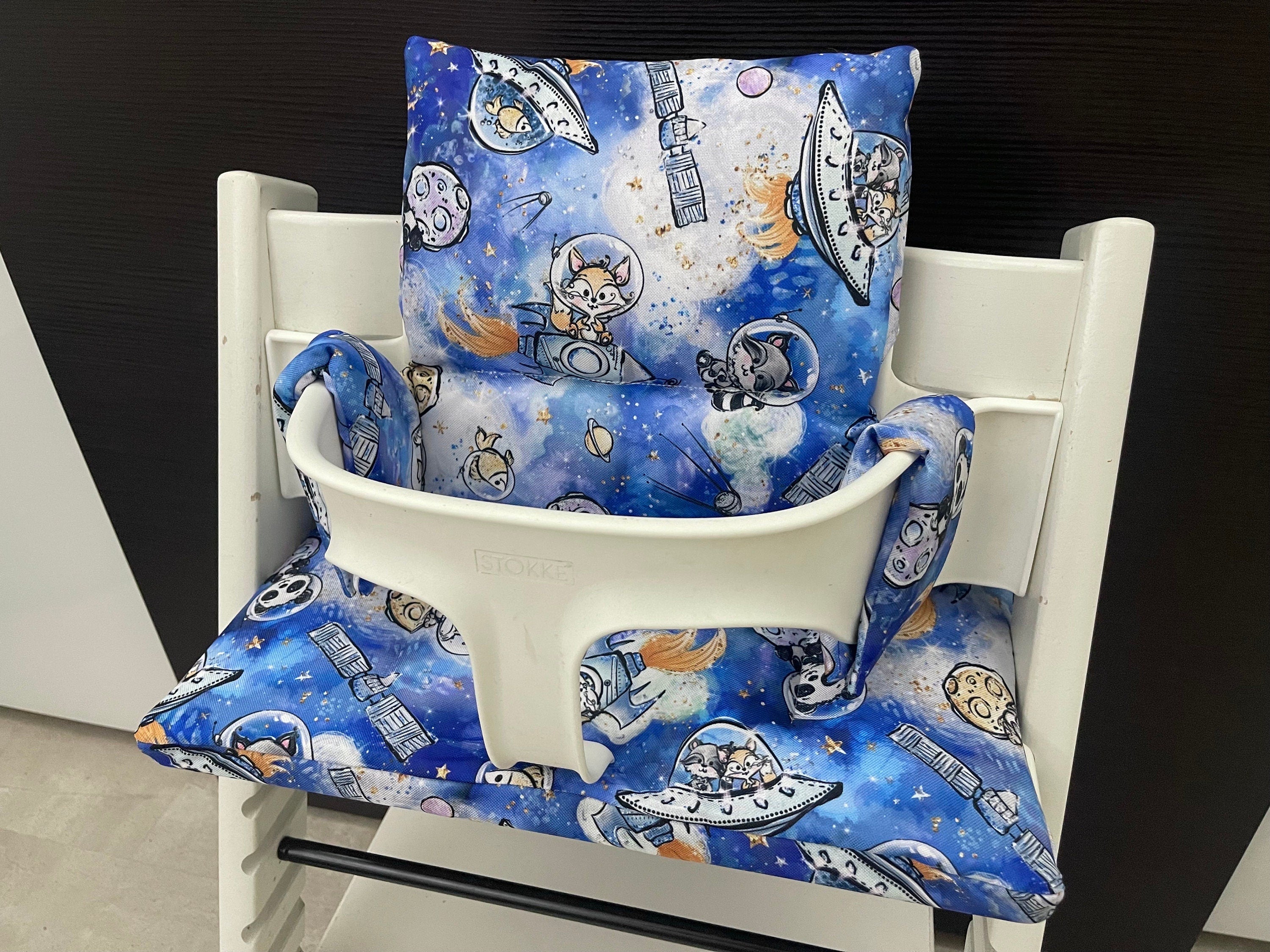 Handgemachtes Sitzkissen Set für den Stokke Tripp Trapp Hochstuhl in blau mit Tieren im Universum, abwaschbares Material