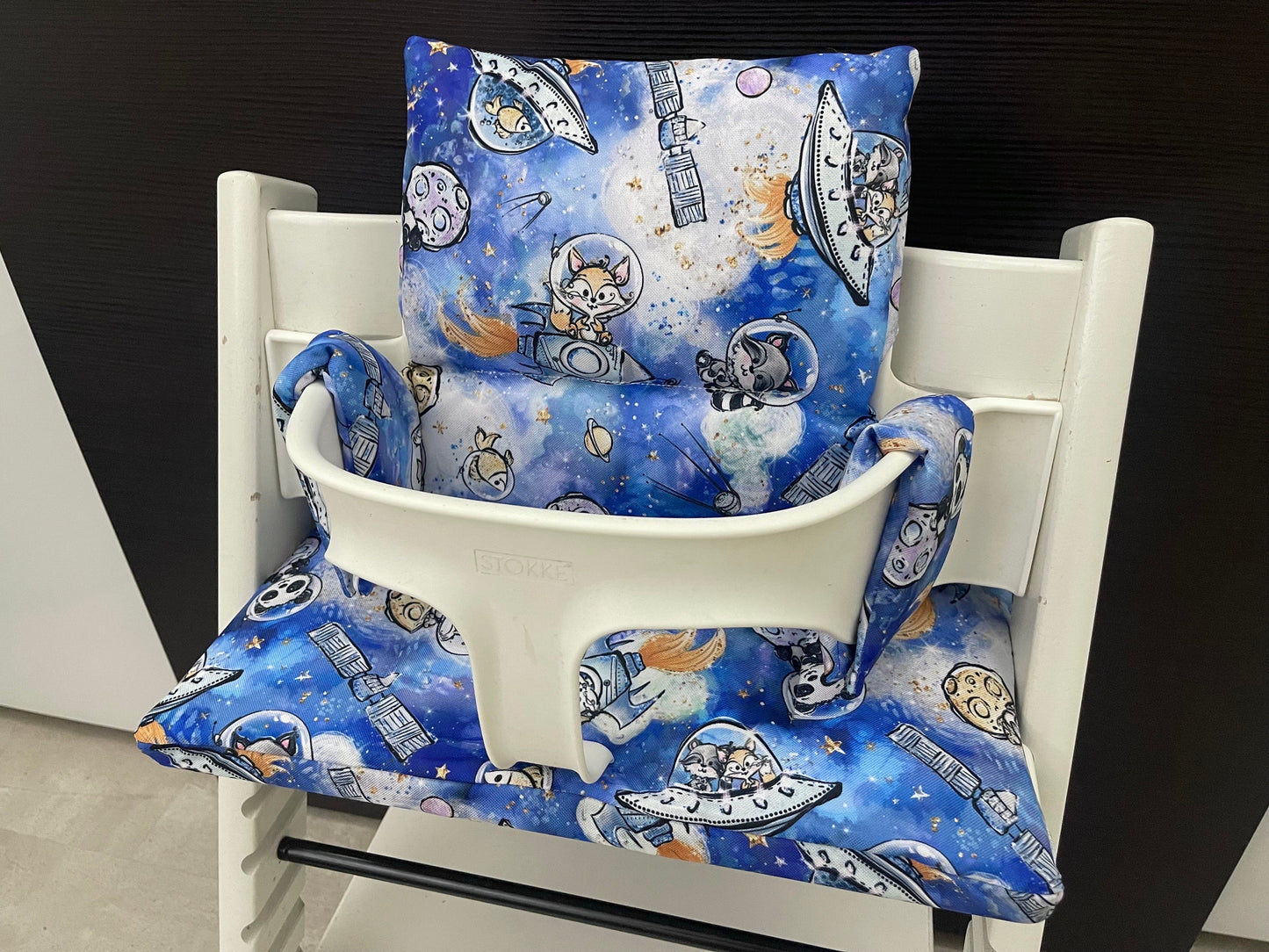 Handgemachtes Sitzkissen Set für den Stokke Tripp Trapp Hochstuhl in blau mit Tieren im Universum, abwaschbares Material