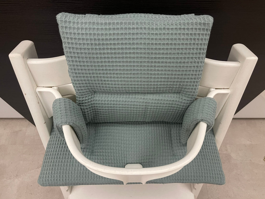 Ansicht von oben auf das Zweiteilige Sitzkissen-Set für den Stokke Tripp Trapp Hochstuhl, Waffelpique Salbei, handmade und abwaschbar