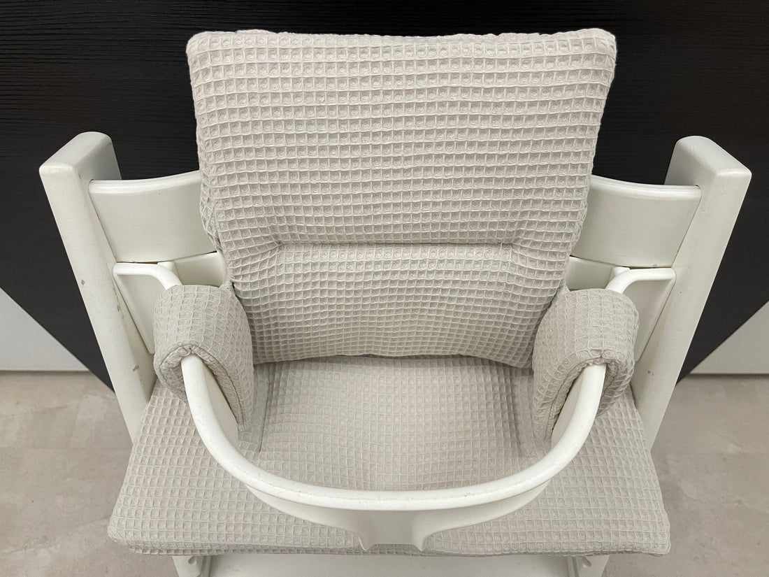 Ansicht von oben auf das Zweiteilige Sitzkissen-Set für den Stokke Tripp Trapp Hochstuhl, Waffelpique Creme, handmade und abwaschbar