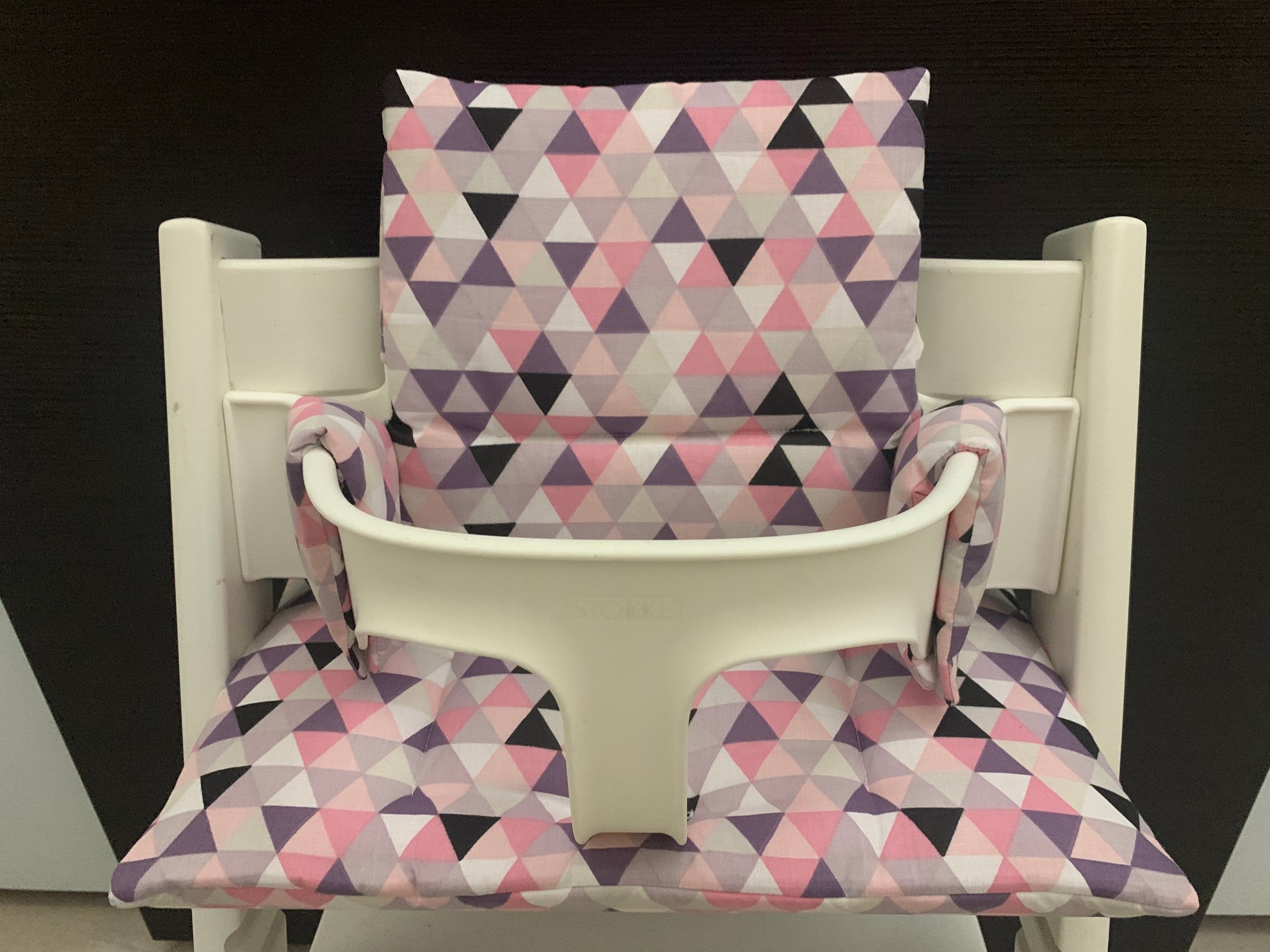 Frontansicht vom Handgemachten Sitzkissen Set für den Stokke Tripp Trapp Hochstuhl in Dreiecke Rosa, Baumwoll Material
