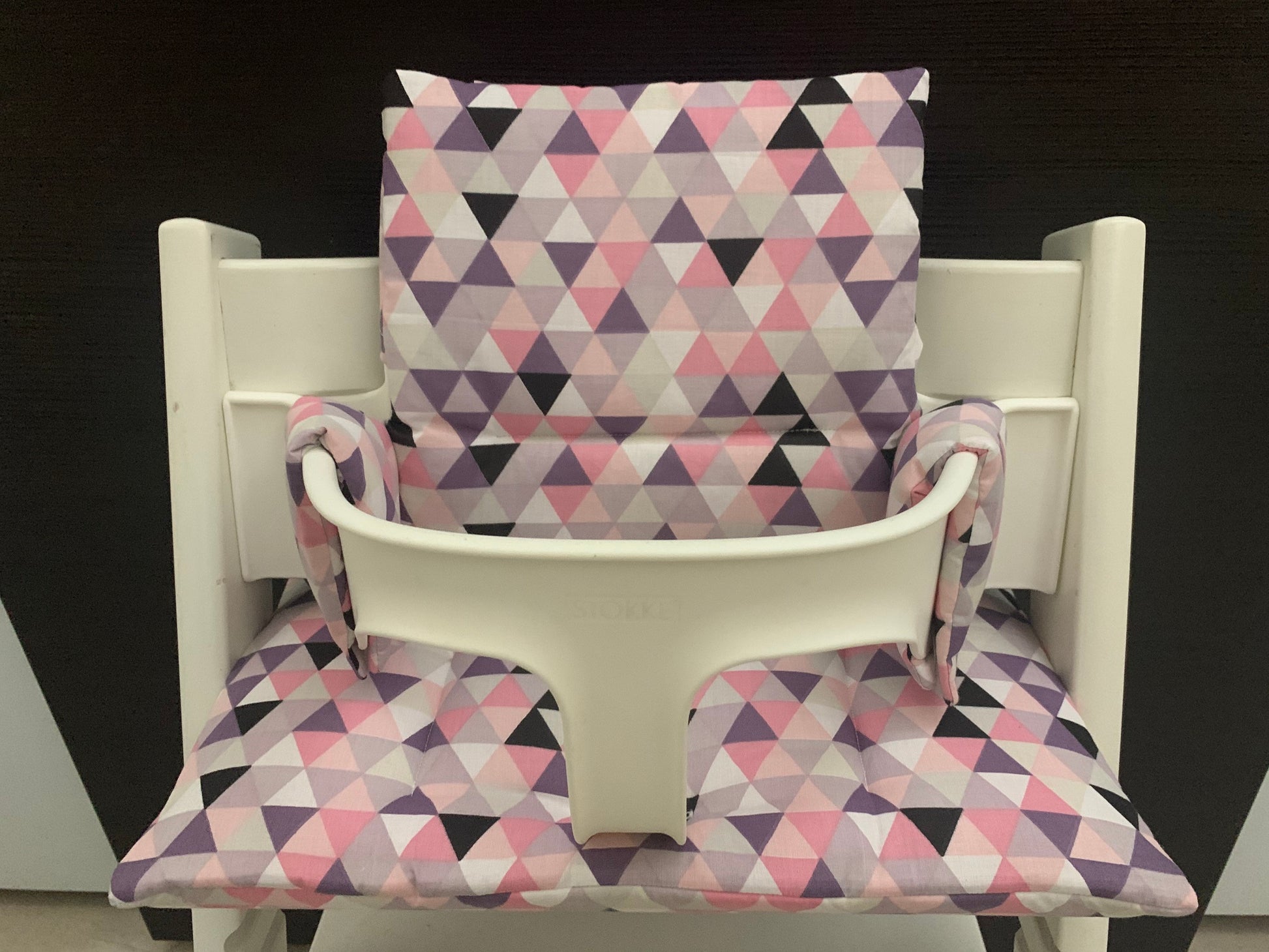 Frontansicht vom Handgemachten Sitzkissen Set für den Stokke Tripp Trapp Hochstuhl in Dreiecke Rosa, Baumwoll Material
