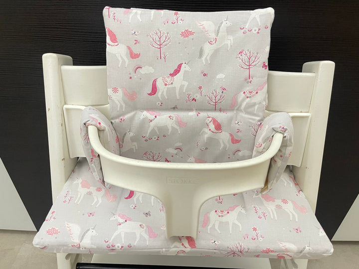 Frontansicht vom Handgemachten Sitzkissen Set für den Stokke Tripp Trapp Hochstuhl in hellgrau mit Einhorn Motiv, Baumwolle