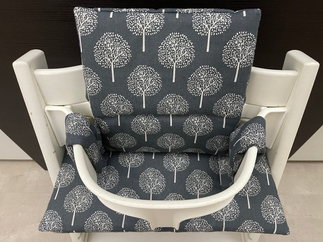 Ansicht von oben auf das Zweiteilige Sitzkissen-Set für den Stokke Tripp Trapp Hochstuhl, Grau mit Baum Motiv, handmade