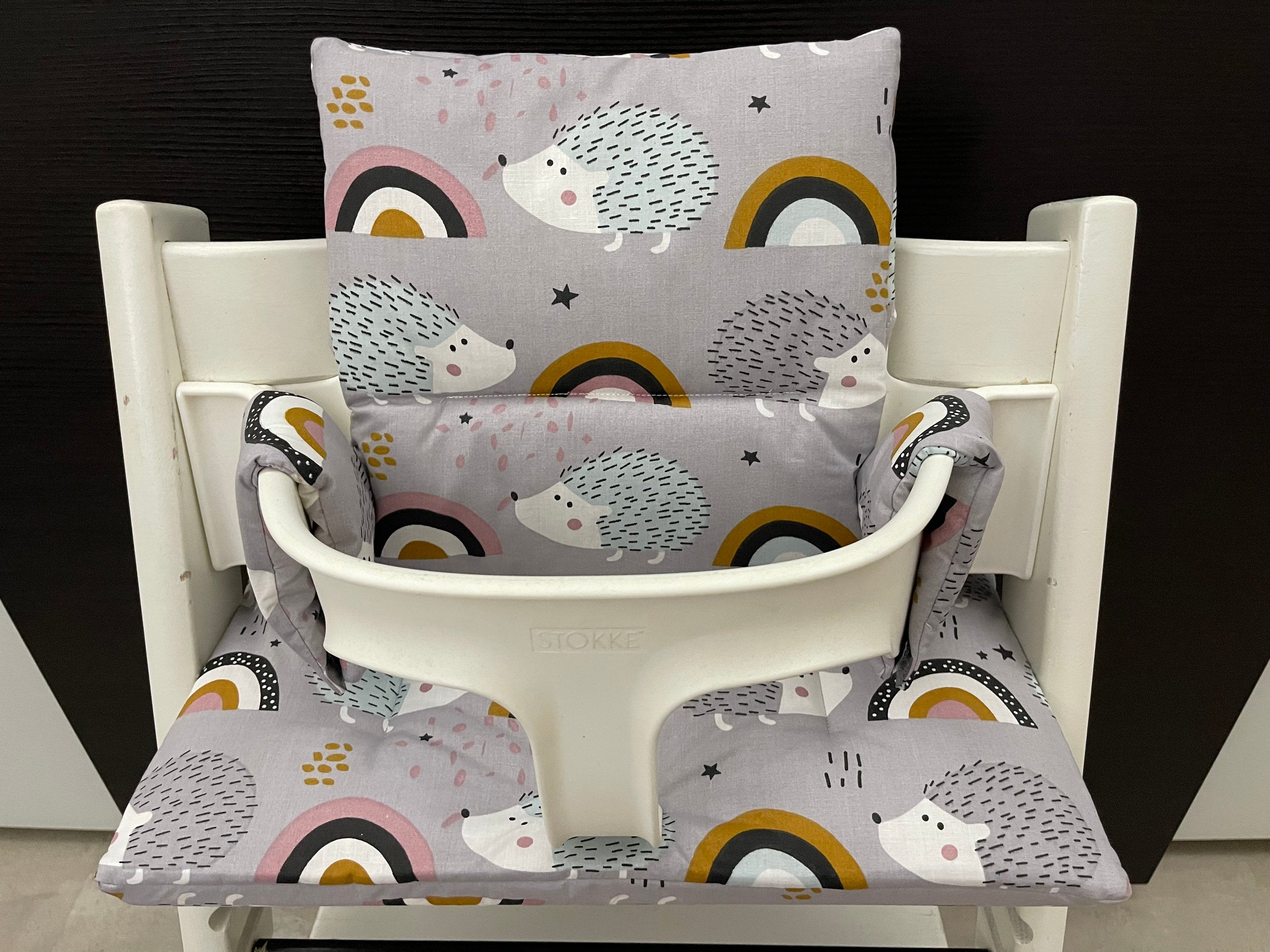 Frontansicht vom Handgemachten Sitzkissen Set für den Stokke Tripp Trapp Hochstuhl im Igel Motiv, Baumwoll Material