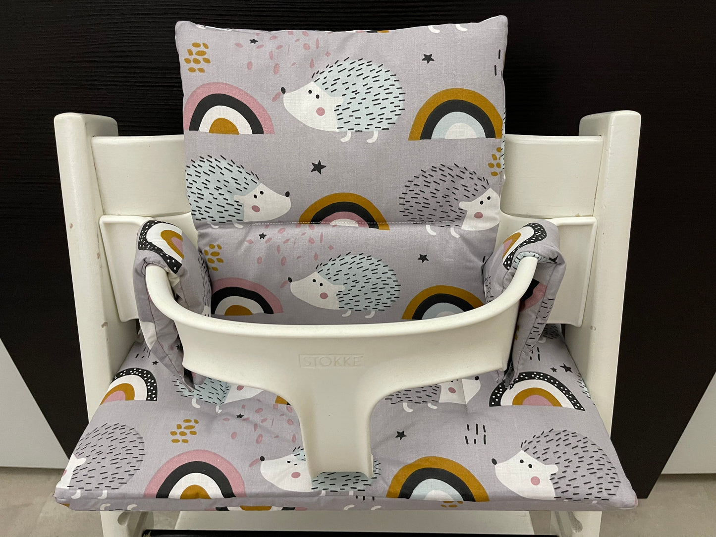 Frontansicht vom Handgemachten Sitzkissen Set für den Stokke Tripp Trapp Hochstuhl im Igel Motiv, Baumwoll Material