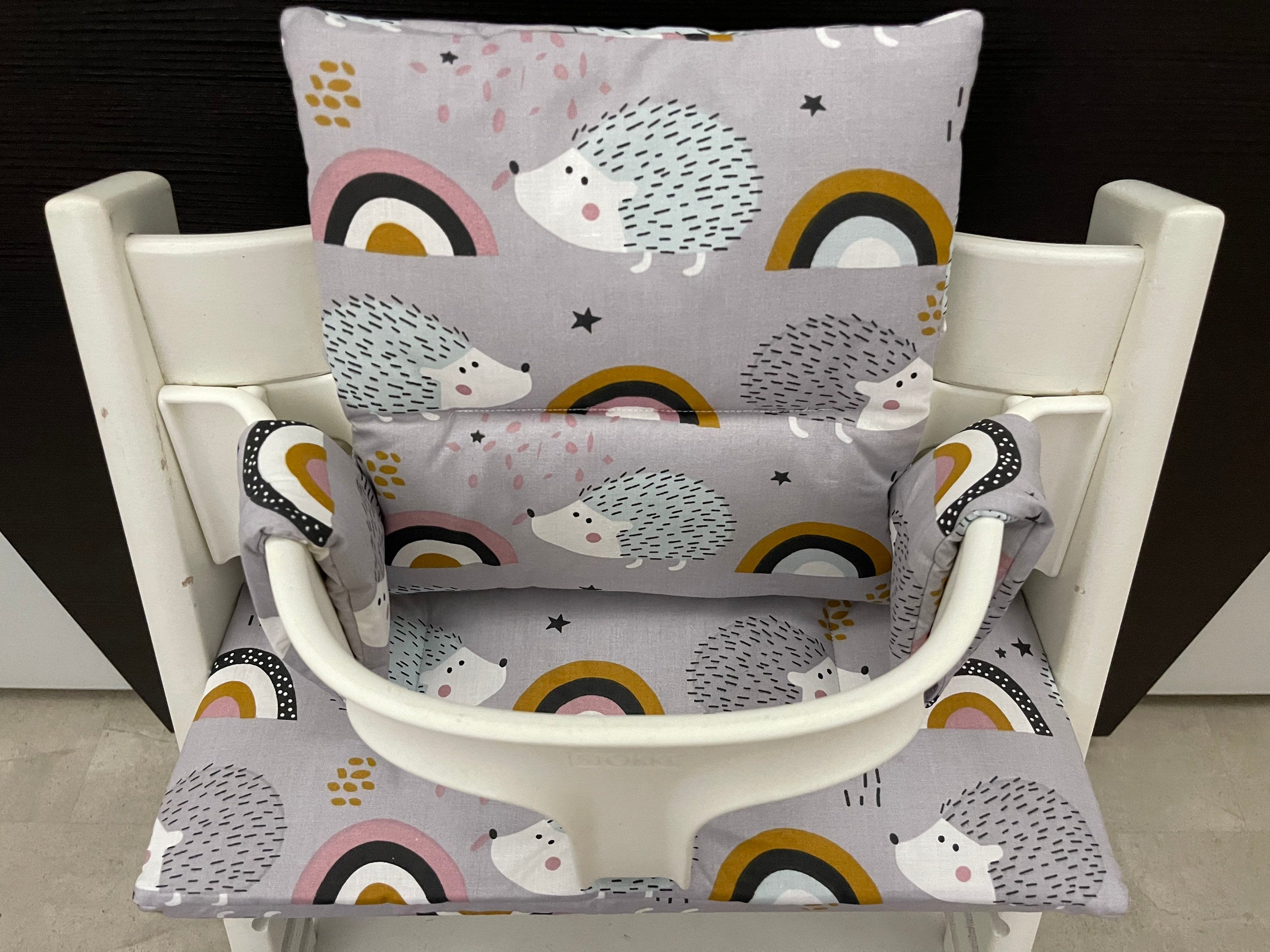 Ansicht von oben auf das Zweiteilige Sitzkissen-Set für den Stokke Tripp Trapp Hochstuhl,Igel Motiv, handmade