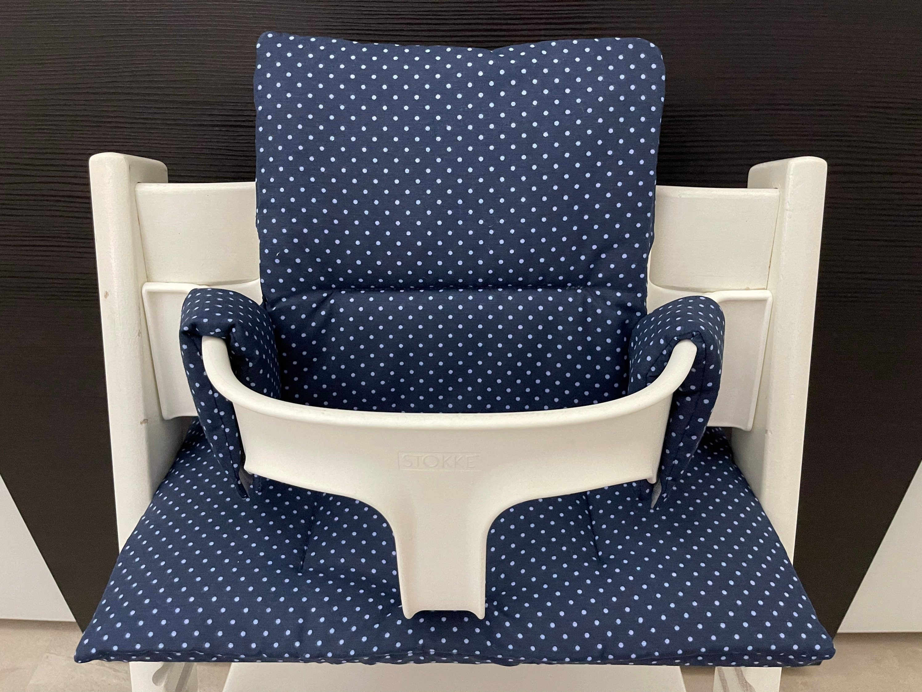 Frontansicht vom Handgemachten Sitzkissen Set für den Stokke Tripp Trapp Hochstuhl in blauen Punkten, Baumwoll Material