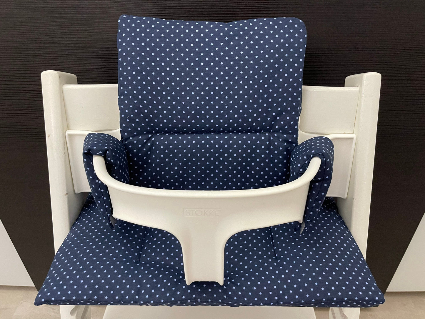Frontansicht vom Handgemachten Sitzkissen Set für den Stokke Tripp Trapp Hochstuhl in blauen Punkten, Baumwoll Material