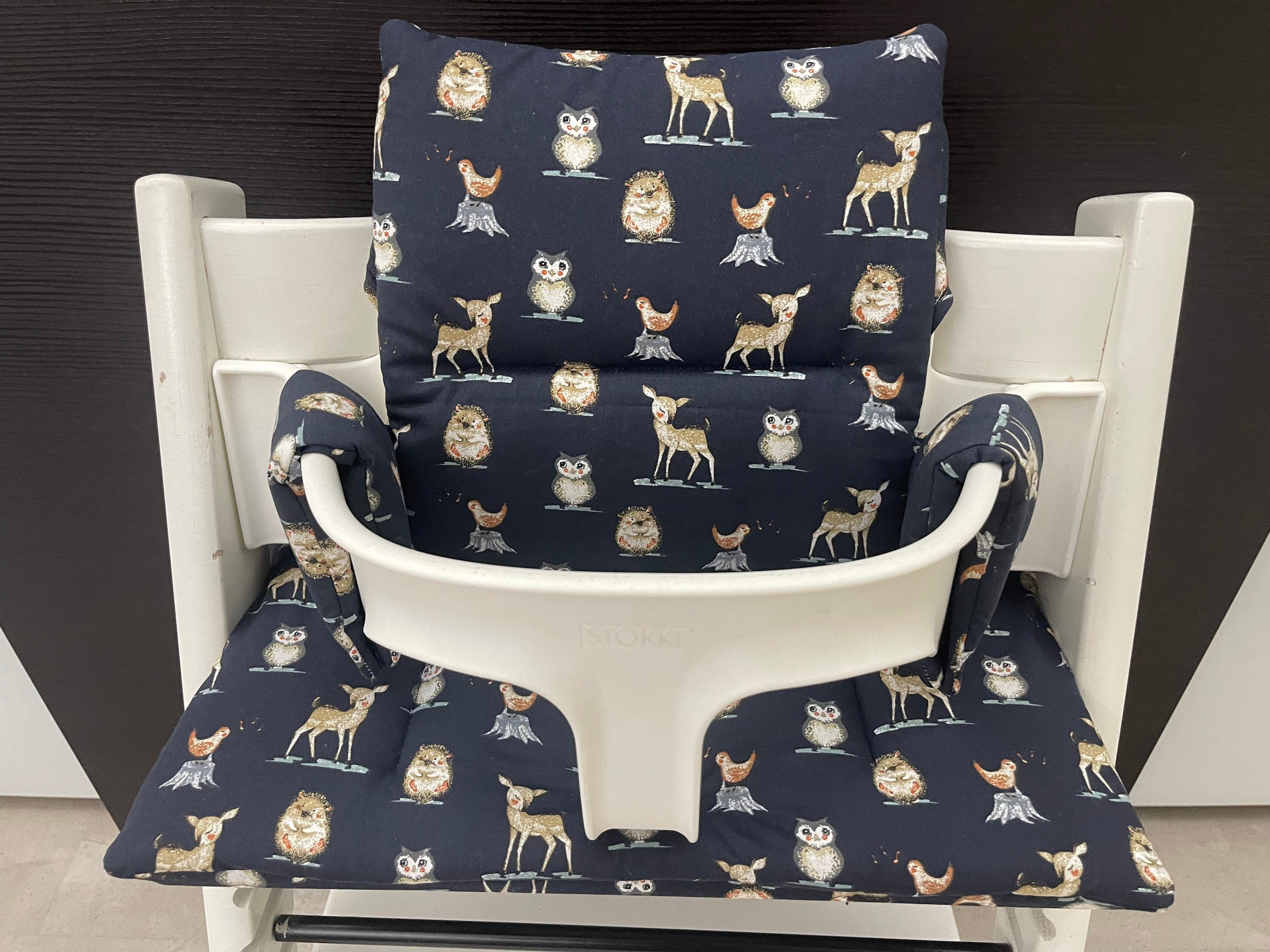 Frontansicht vom Handgemachten Sitzkissen Set für den Stokke Tripp Trapp Hochstuhl in dunkelblau mit Waldtieren, Baumwoll Material