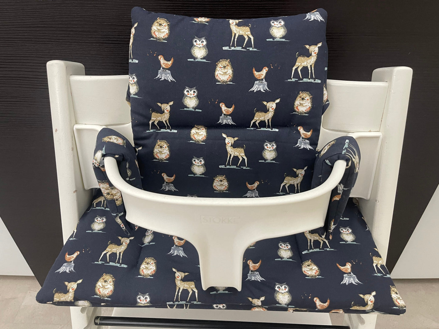 Frontansicht vom Handgemachten Sitzkissen Set für den Stokke Tripp Trapp Hochstuhl in dunkelblau mit Waldtieren, Baumwoll Material