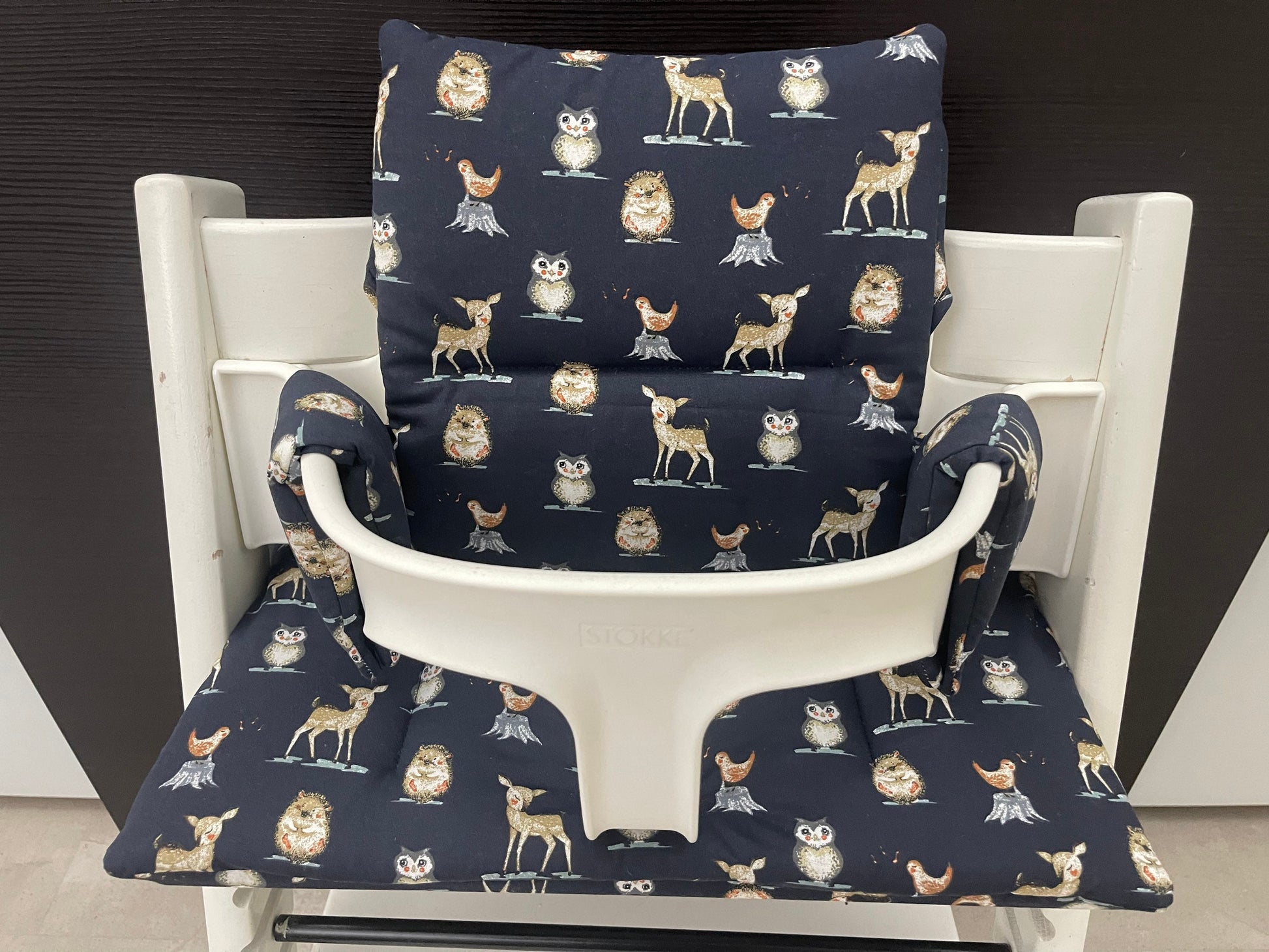 Frontansicht vom Handgemachten Sitzkissen Set für den Stokke Tripp Trapp Hochstuhl in dunkelblau mit Waldtieren, Baumwoll Material
