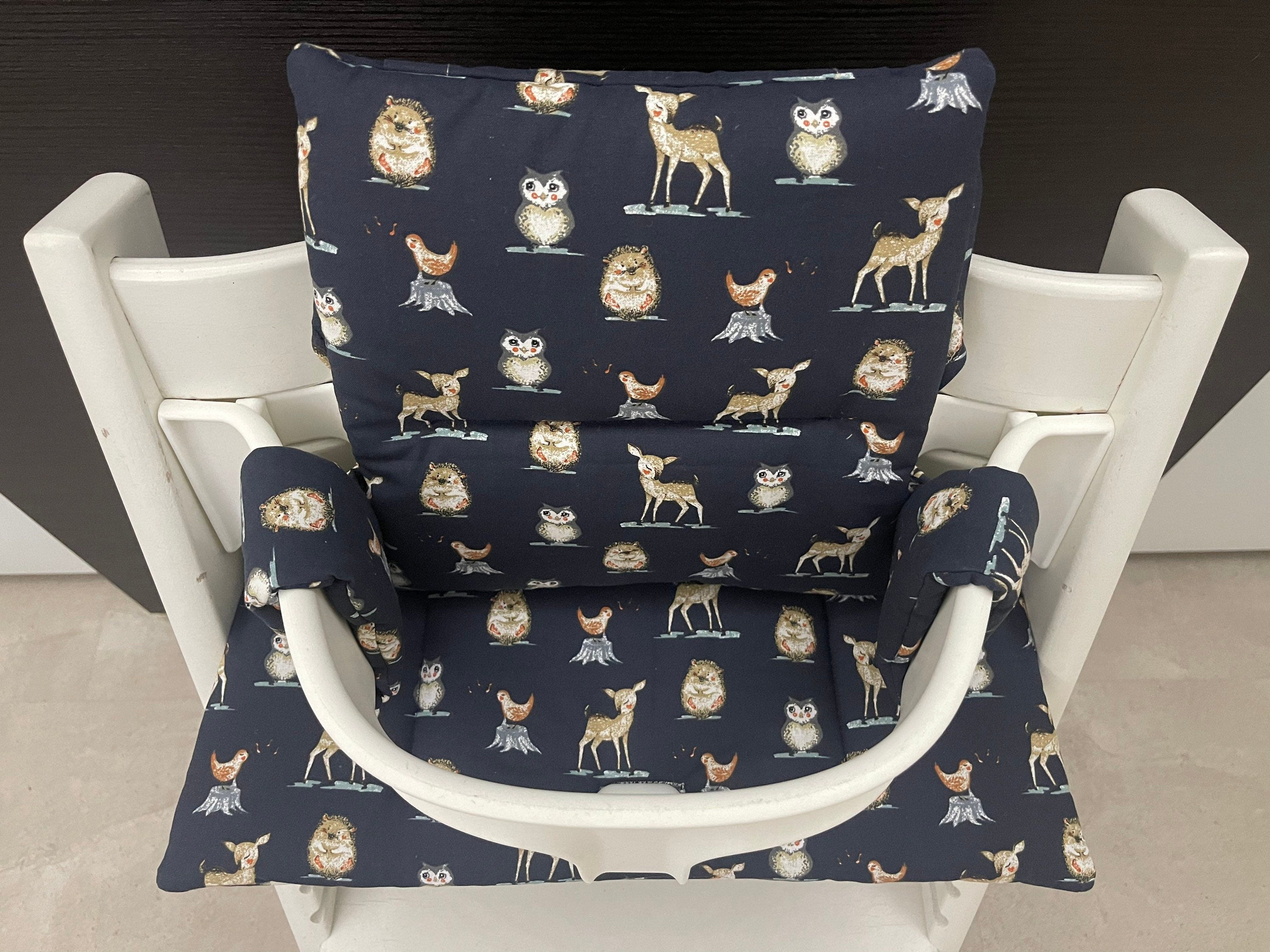 Ansicht von oben auf das Zweiteilige Sitzkissen-Set für den Stokke Tripp Trapp Hochstuhl, Waldtiere dunkelblau, handmade