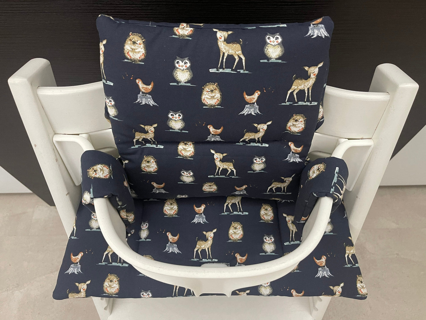Ansicht von oben auf das Zweiteilige Sitzkissen-Set für den Stokke Tripp Trapp Hochstuhl, Waldtiere dunkelblau, handmade