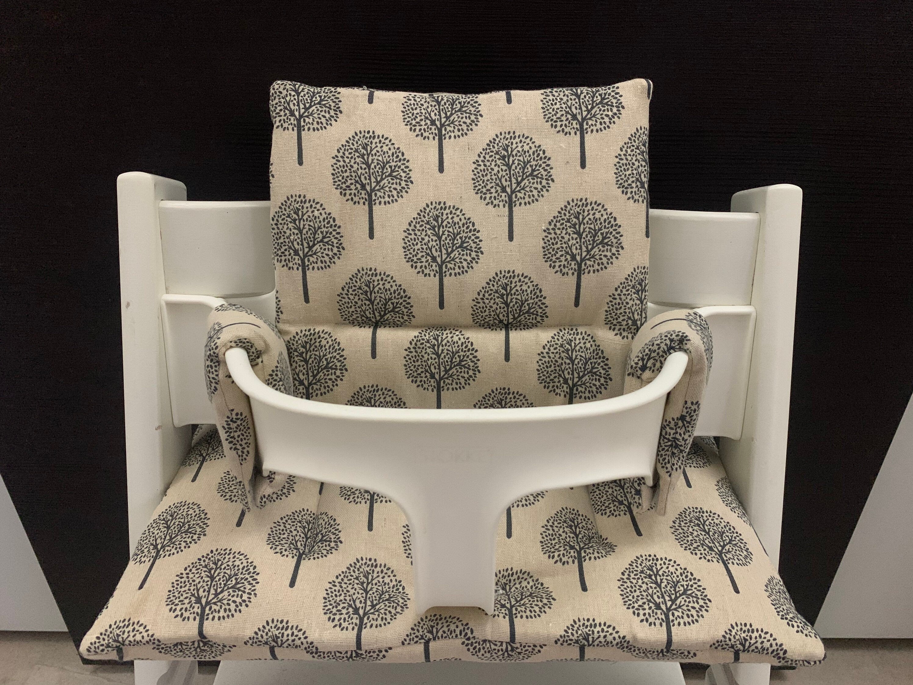 Frontansicht vom Handgemachten Sitzkissen Set für den Stokke Tripp Trapp Hochstuhl in Beige mit Baum Motiv, Baumwolle