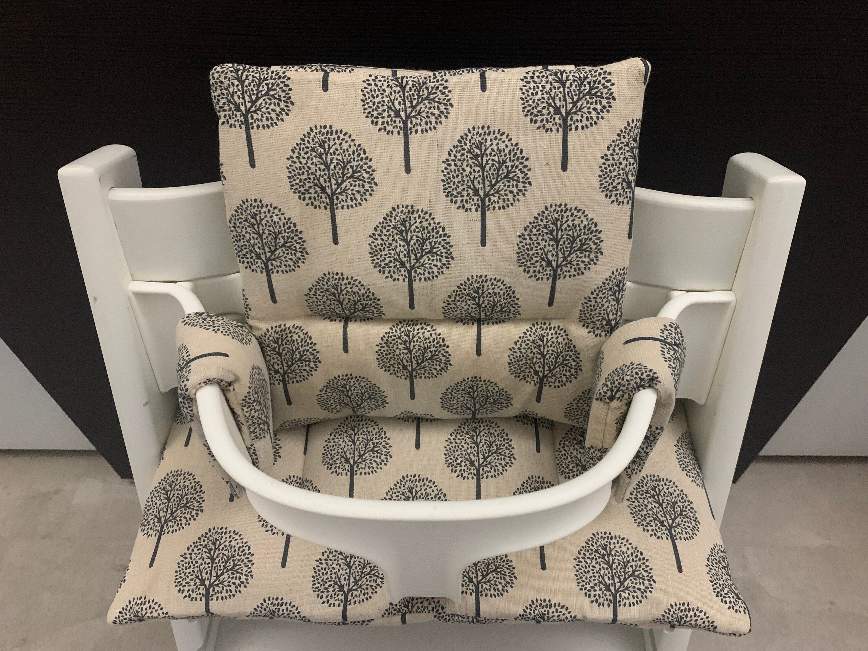 Ansicht von oben auf das Zweiteilige Sitzkissen-Set für den Stokke Tripp Trapp Hochstuhl, beige mit Baum Motiv, handmade