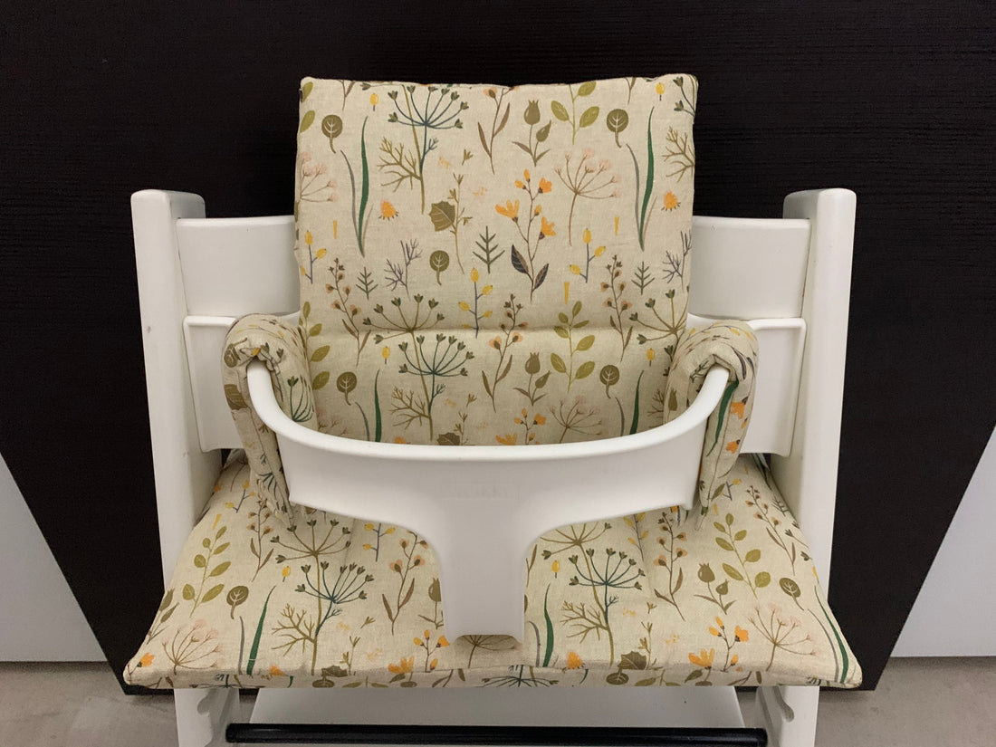 Frontansicht vom Handgemachten Sitzkissen Set für den Stokke Tripp Trapp Hochstuhl in Beige mit Blumen, Baumwolle