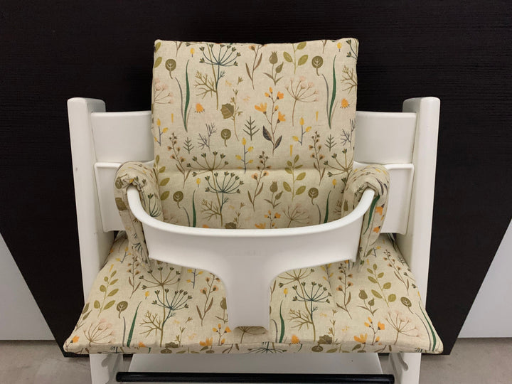 Frontansicht vom Handgemachten Sitzkissen Set für den Stokke Tripp Trapp Hochstuhl in Beige mit Blumen, Baumwolle