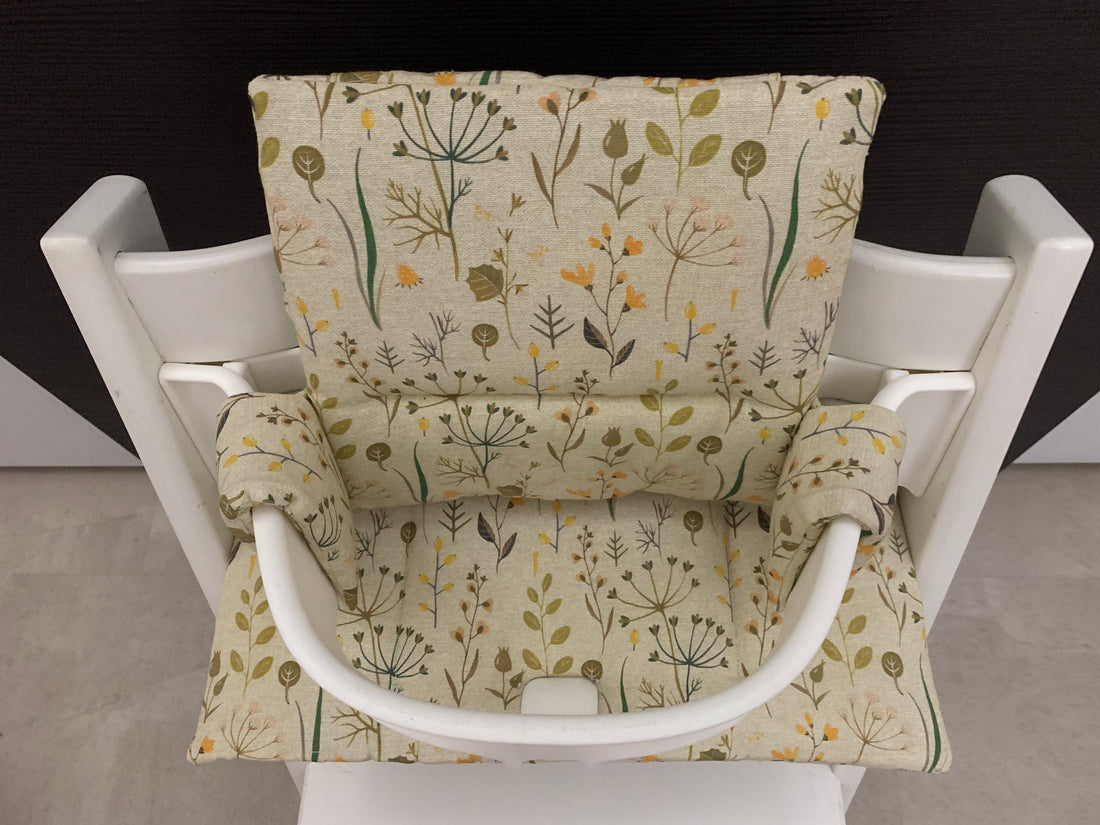 Ansicht von oben auf das Zweiteilige Sitzkissen-Set für den Stokke Tripp Trapp Hochstuhl, beige mit Blumen, handmade