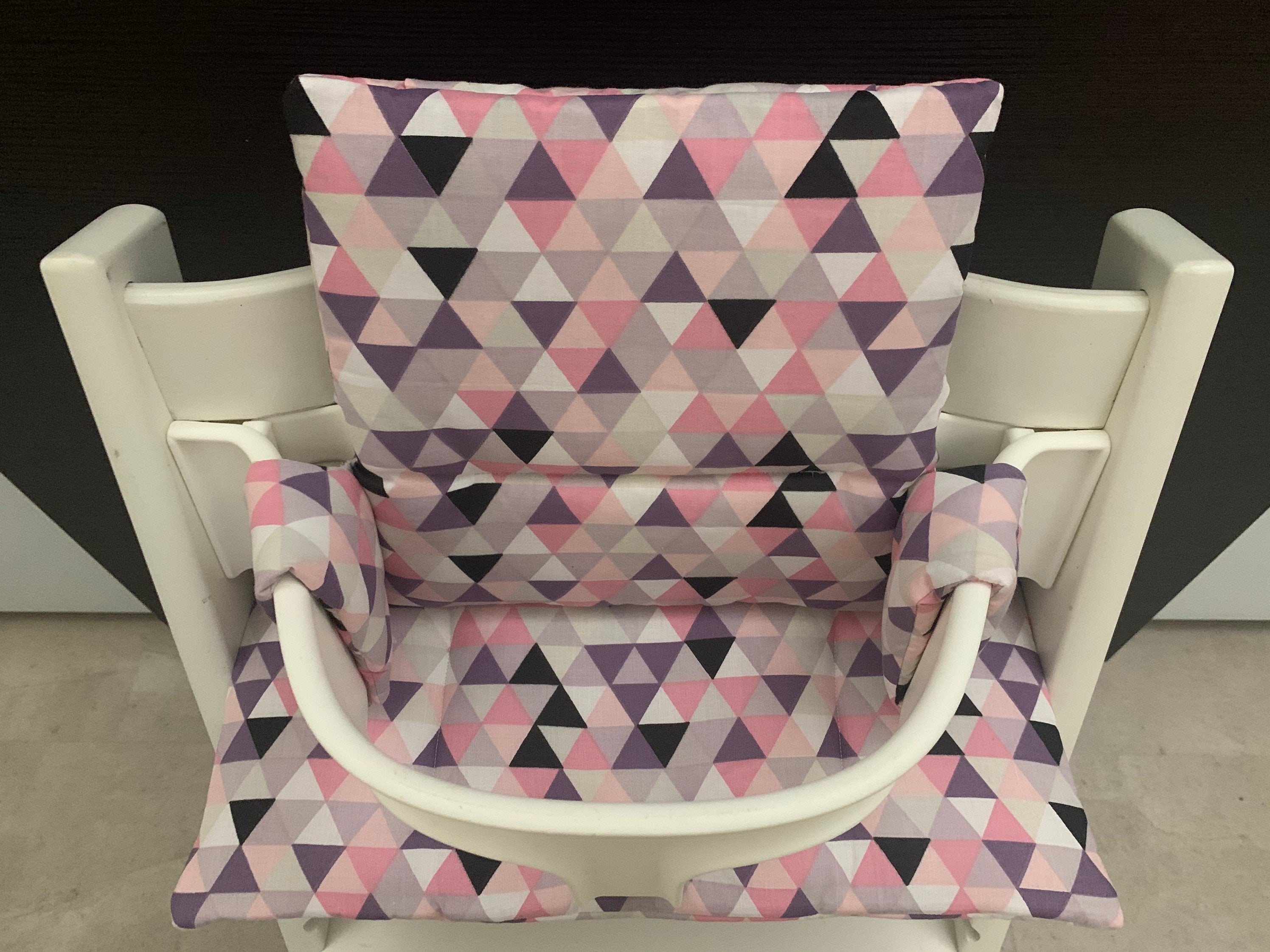 Ansicht von oben auf das Zweiteilige Sitzkissen-Set für den Stokke Tripp Trapp Hochstuhl, Dreieck rosa, handmade