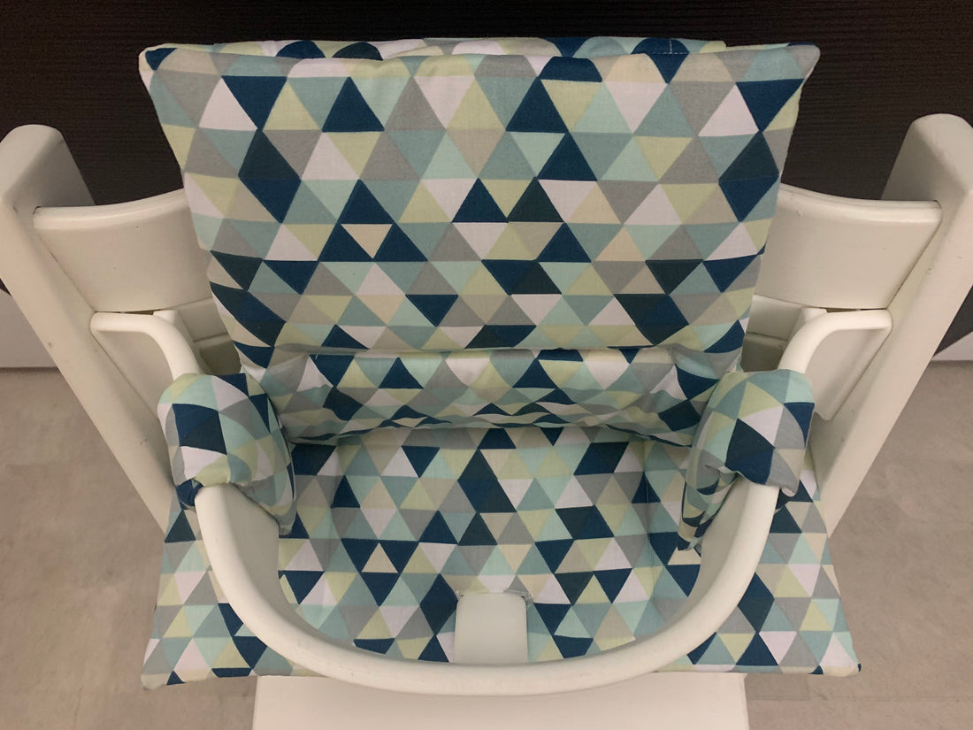 Ansicht von oben auf das Zweiteilige Sitzkissen-Set für den Stokke Tripp Trapp Hochstuhl, Dreiecke Menthol, handmade