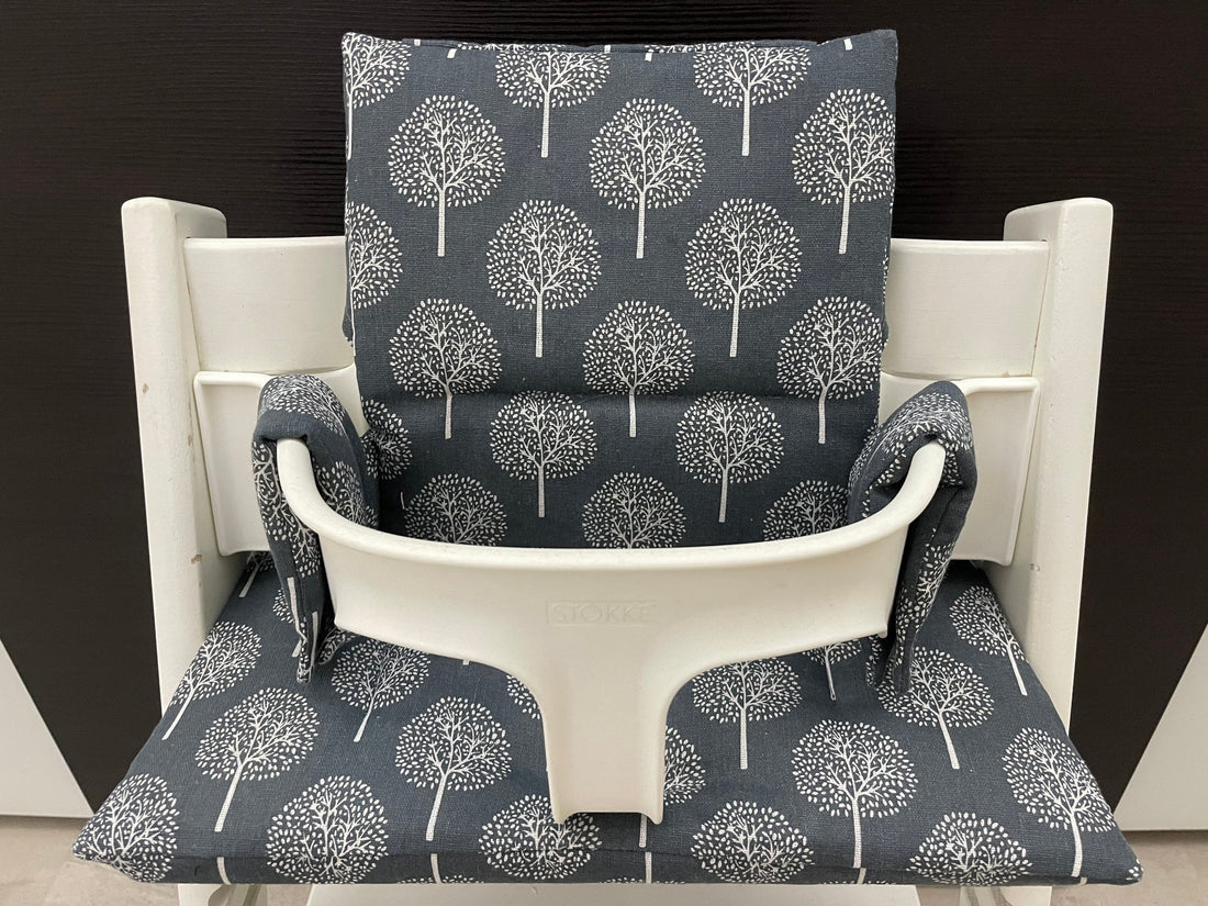 Frontansicht vom Handgemachten Sitzkissen Set für den Stokke Tripp Trapp Hochstuhl in Grau mit Baum Motiv, Baumwolle