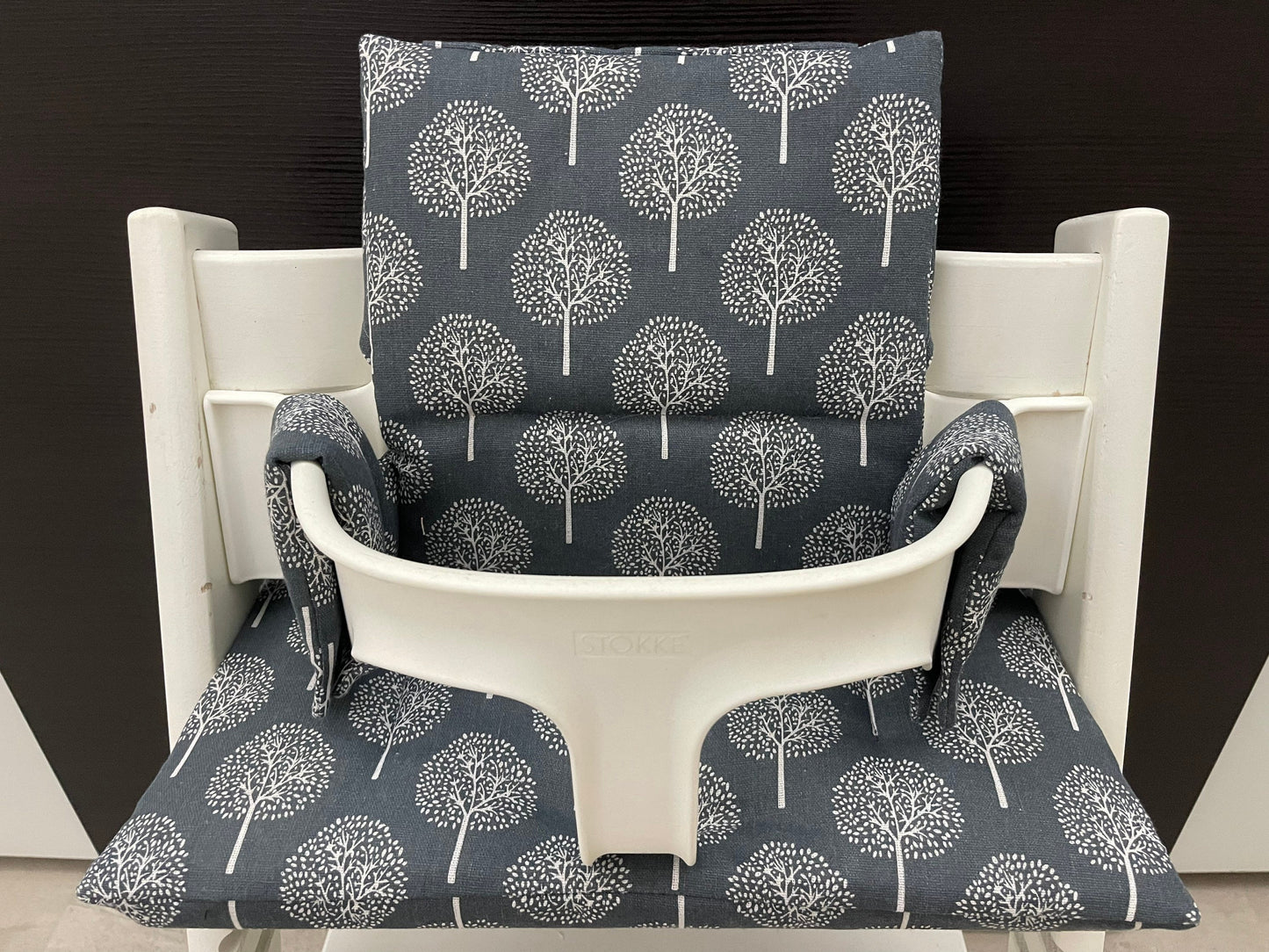 Frontansicht vom Handgemachten Sitzkissen Set für den Stokke Tripp Trapp Hochstuhl in Grau mit Baum Motiv, Baumwolle