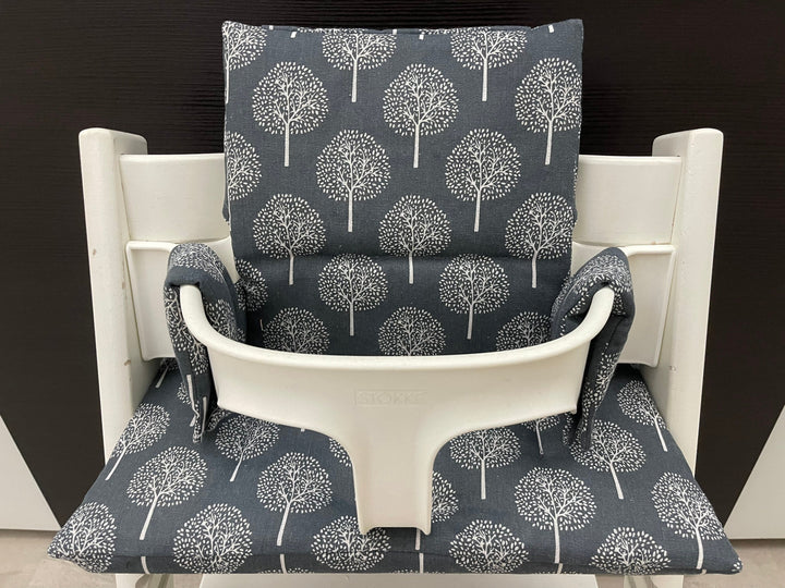 Frontansicht vom Handgemachten Sitzkissen Set für den Stokke Tripp Trapp Hochstuhl in Grau mit Baum Motiv, Baumwolle