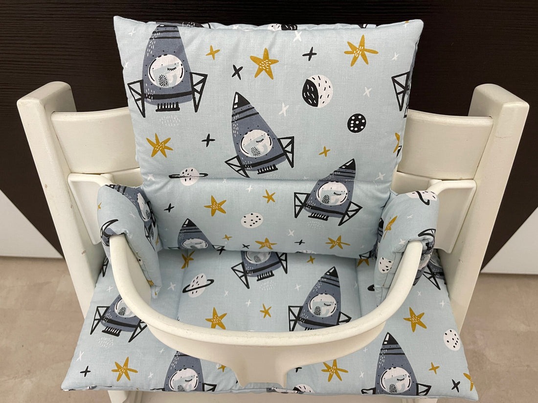 Ansicht von oben auf das Zweiteilige Sitzkissen-Set für den Stokke Tripp Trapp Hochstuhl, hellblau mit Raketen Motiv, handmade