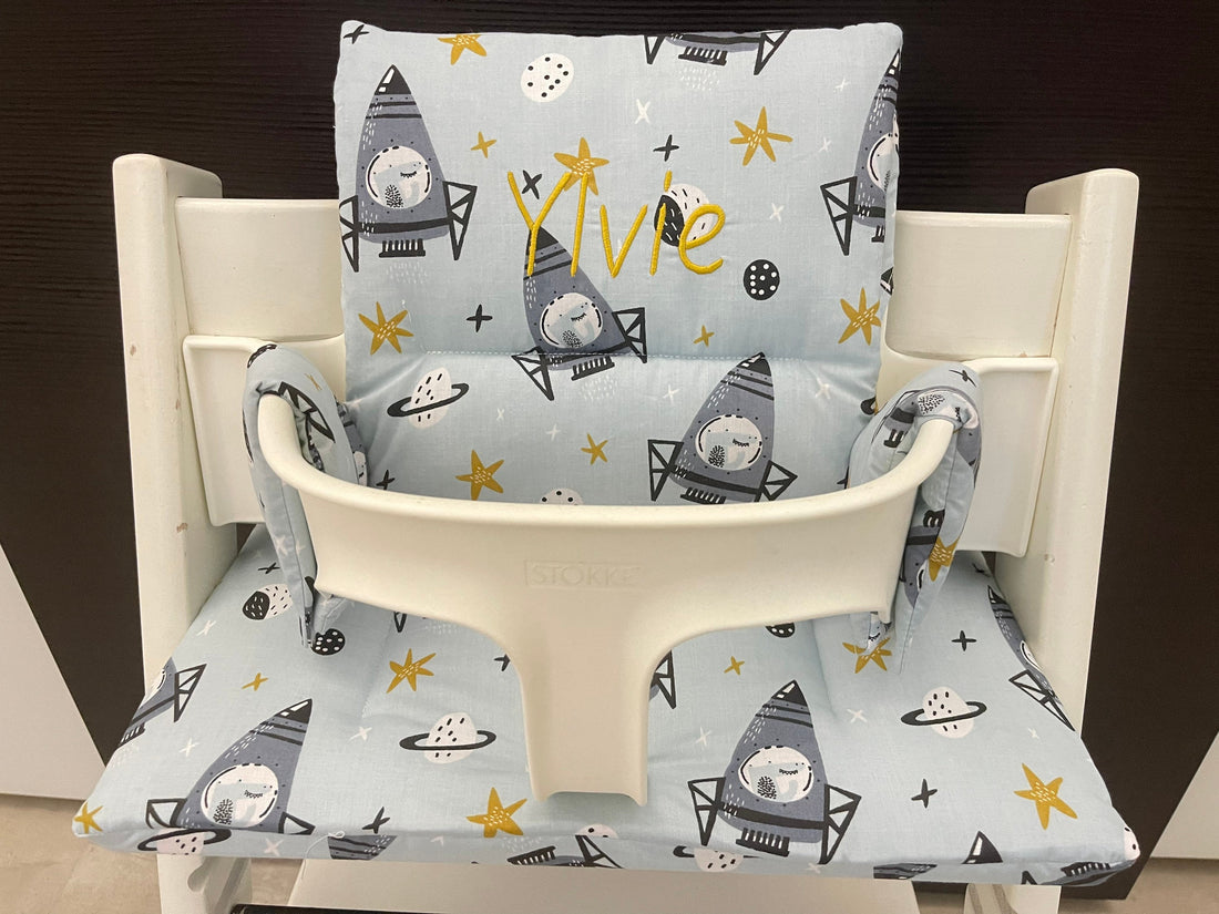 Frontansicht vom Handgemachten Sitzkissen Set für den Stokke Tripp Trapp Hochstuhl in hellblau mit Raketen Motiv, Baumwolle