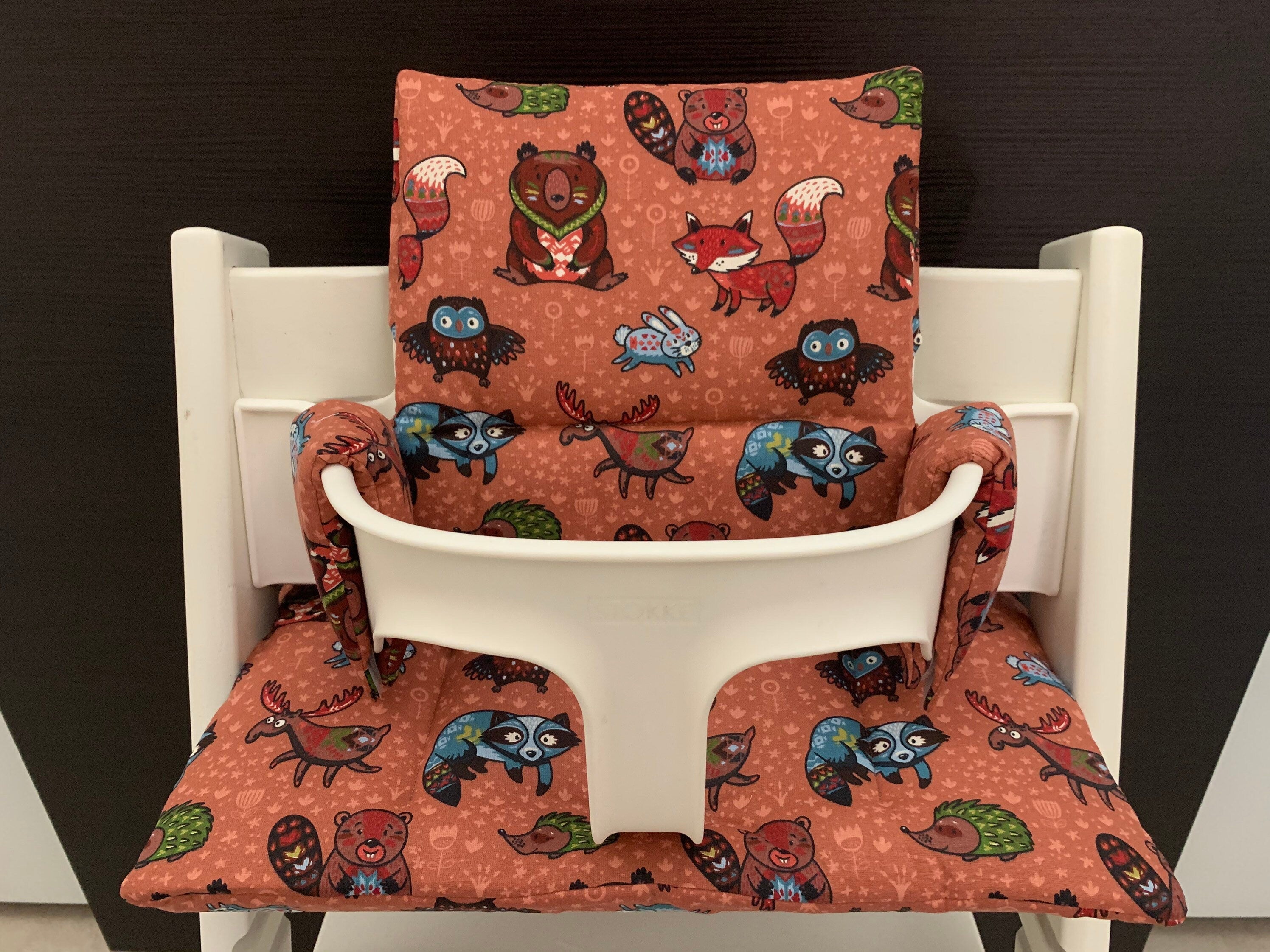 Frontansicht vom Handgemachten Sitzkissen Set für den Stokke Tripp Trapp Hochstuhl in Rotbraun Waldtiere, Baumwolle