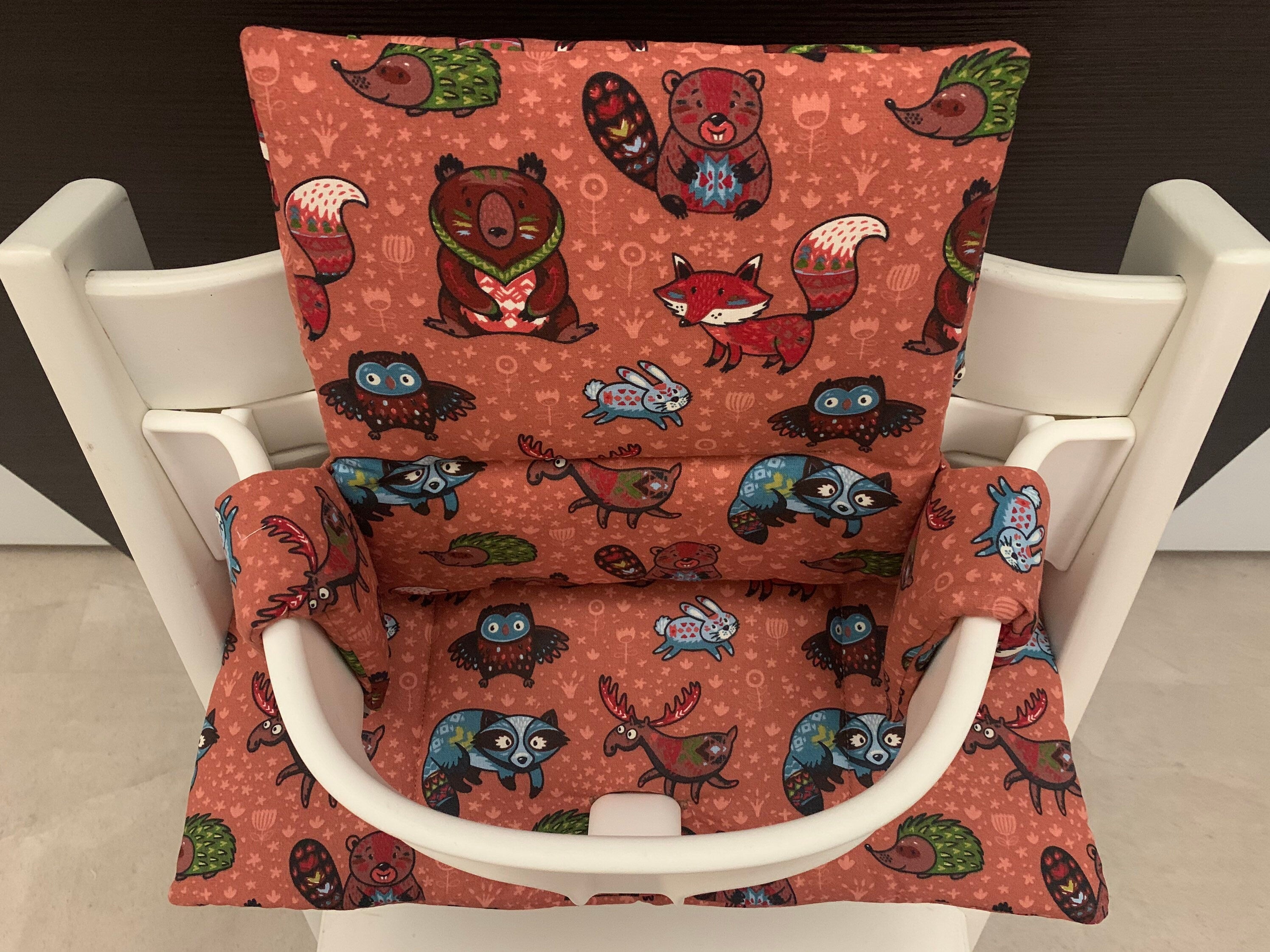 Ansicht von oben auf das Zweiteilige Sitzkissen-Set für den Stokke Tripp Trapp Hochstuhl, rotbraun Waldtiere, handmade