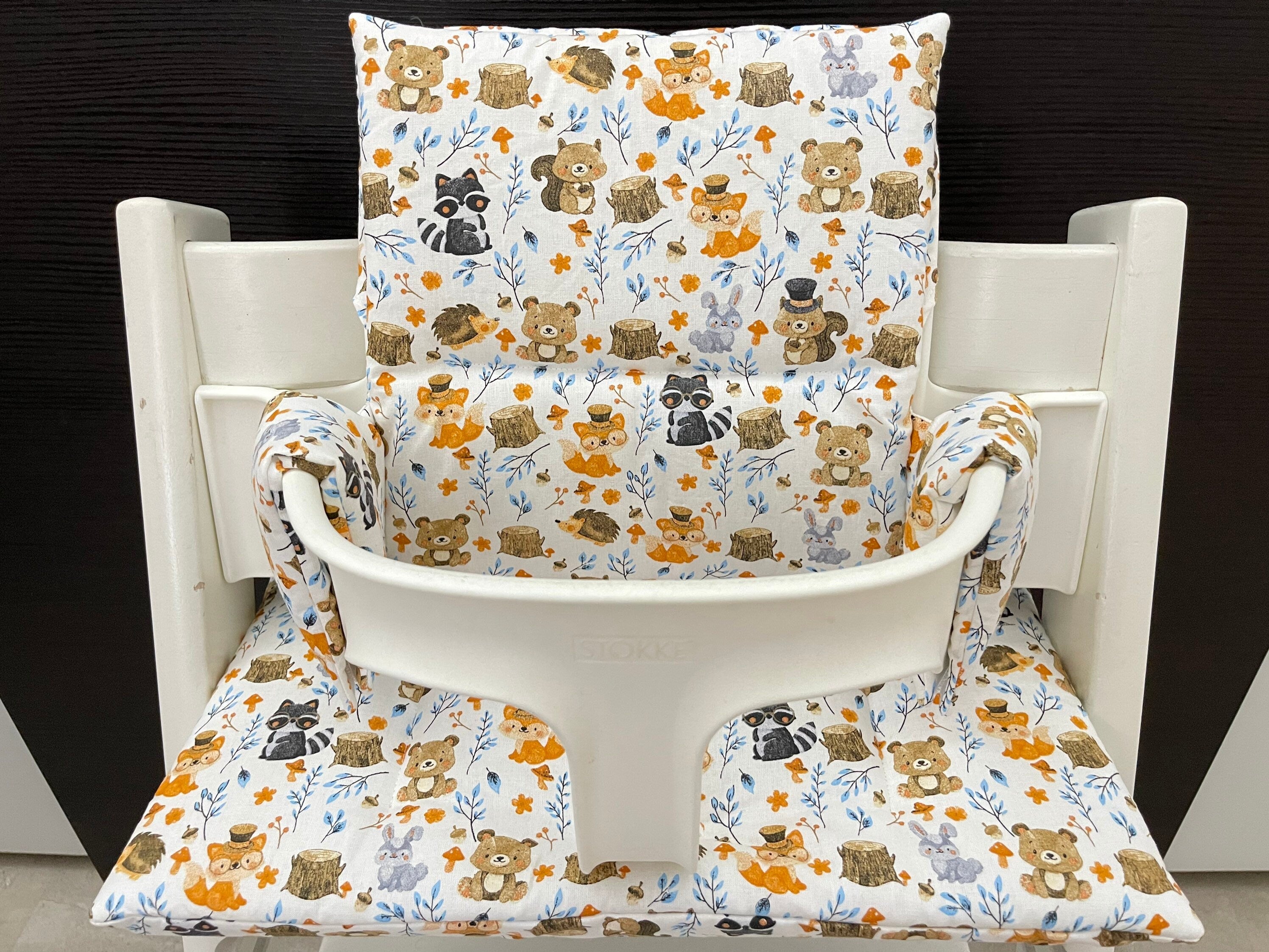 Frontansicht vom Handgemachten Sitzkissen Set für den Stokke Tripp Trapp Hochstuhl in weiß mit Waldtieren, Baumwoll Material