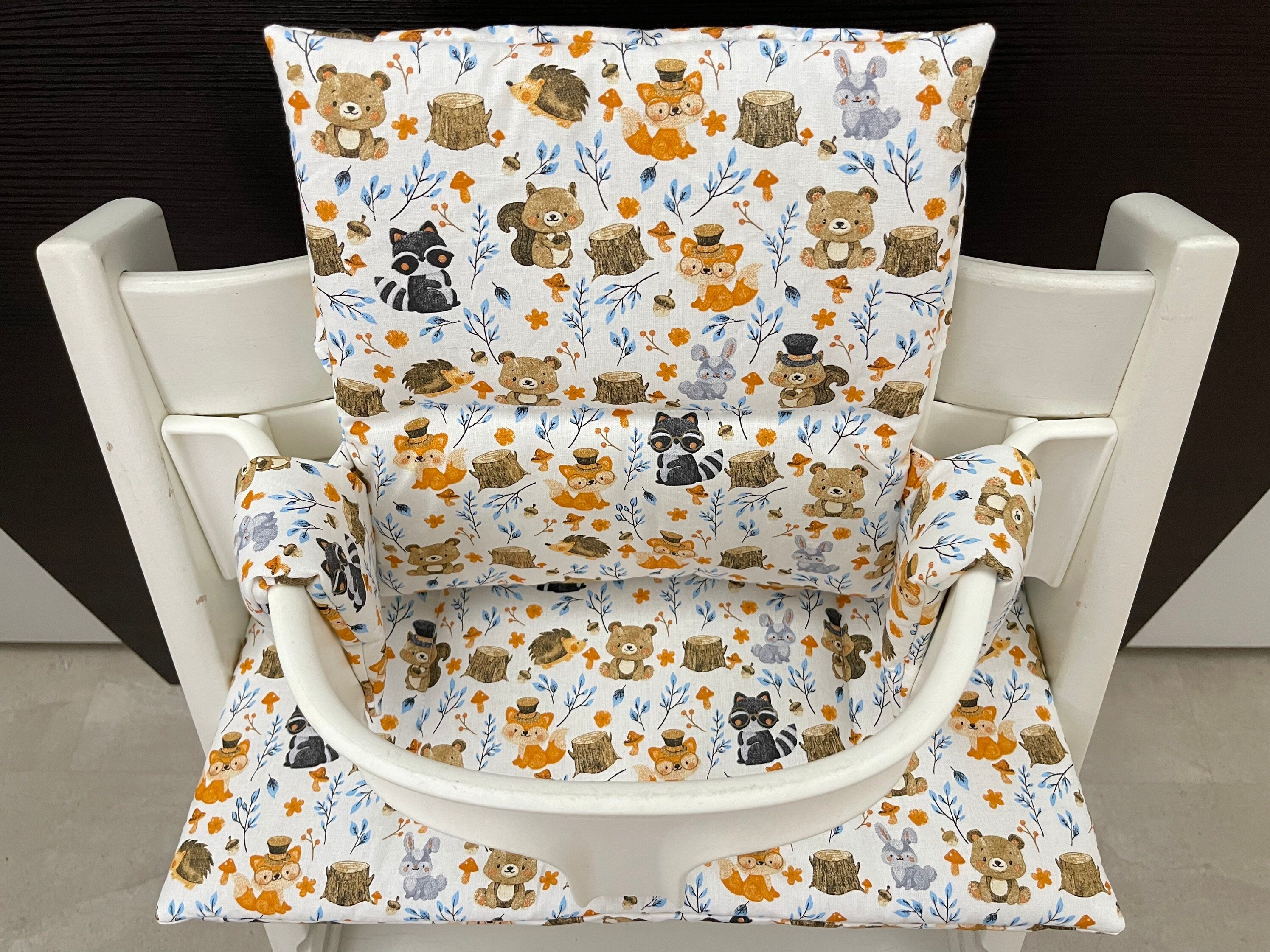 Ansicht von oben auf das Zweiteilige Sitzkissen-Set für den Stokke Tripp Trapp Hochstuhl, weiß mit Waldtieren, handmade