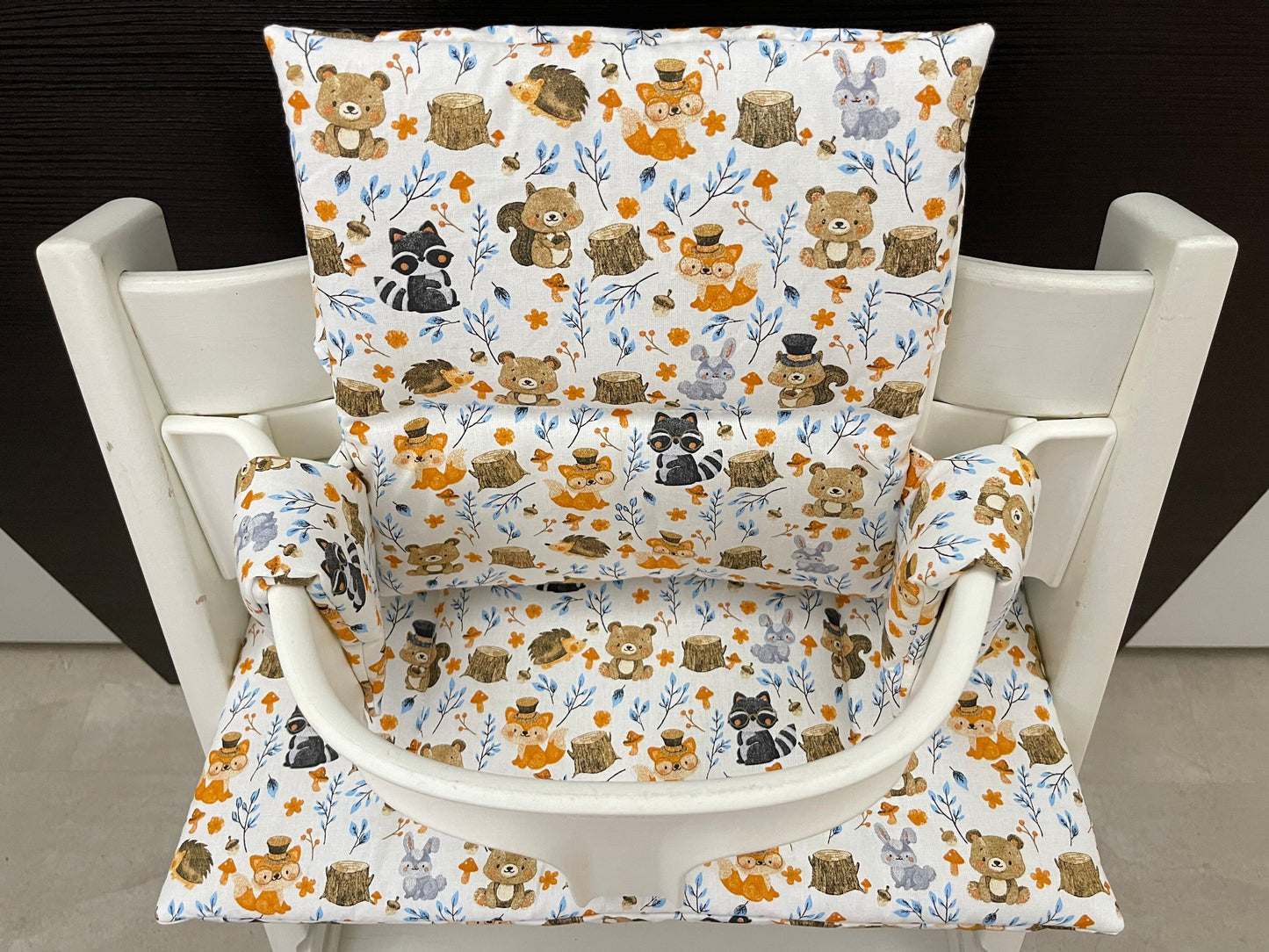 Ansicht von oben auf das Zweiteilige Sitzkissen-Set für den Stokke Tripp Trapp Hochstuhl, weiß mit Waldtieren, handmade