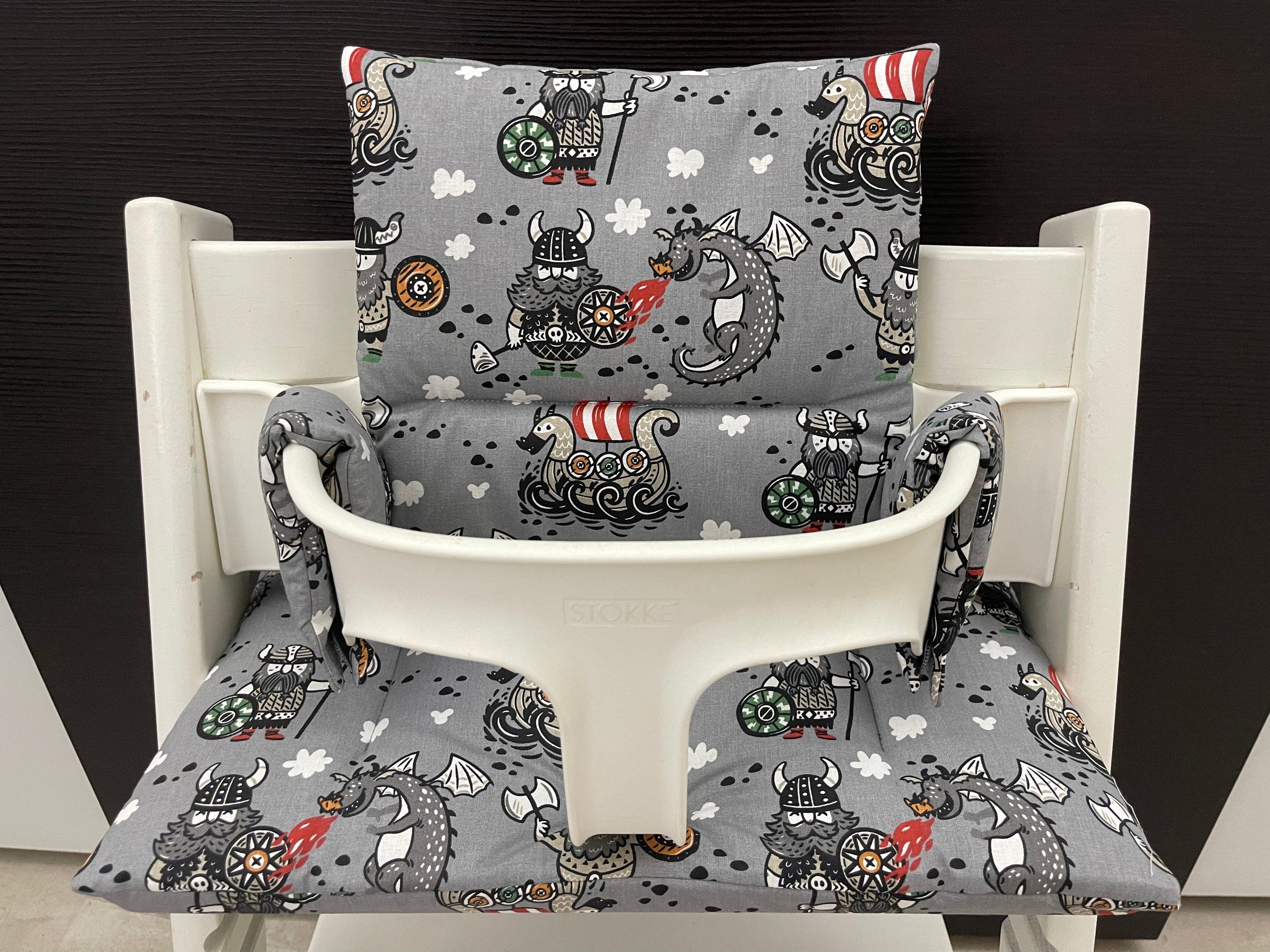 Frontansicht vom Handgemachten Sitzkissen Set für den Stokke Tripp Trapp Hochstuhl in grau mit Wikingern und Drachen, Baumwolle