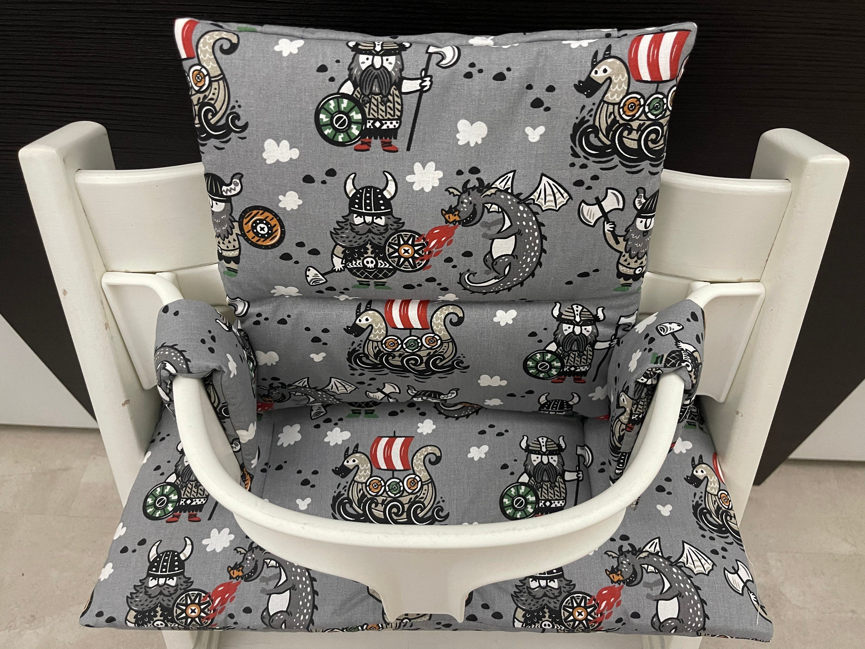 Ansicht von oben auf das Zweiteilige Sitzkissen-Set für den Stokke Tripp Trapp Hochstuhl, grau mit Winkingern und Drachen, handmade und abwaschbar